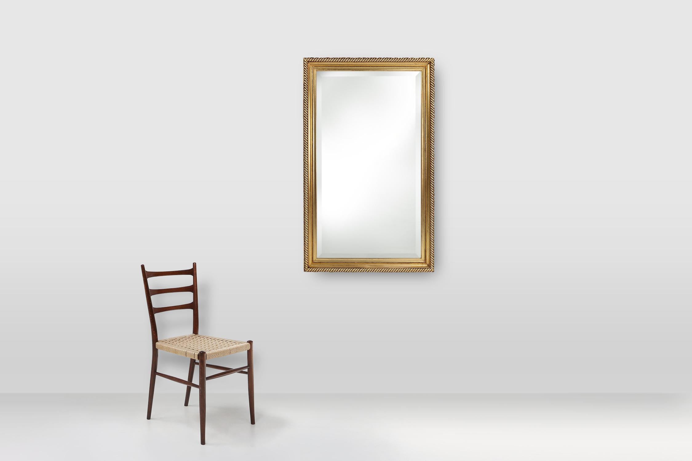 France / 1900 / miroir / bois doré / Antiquité / Rococo 

Elegant et grand miroir encadré en rectangle avec décoration ornementale en corde. Ce miroir au cadre en bois doré est biseauté et a été fabriqué vers 1900 en France. Le miroir a été remplacé