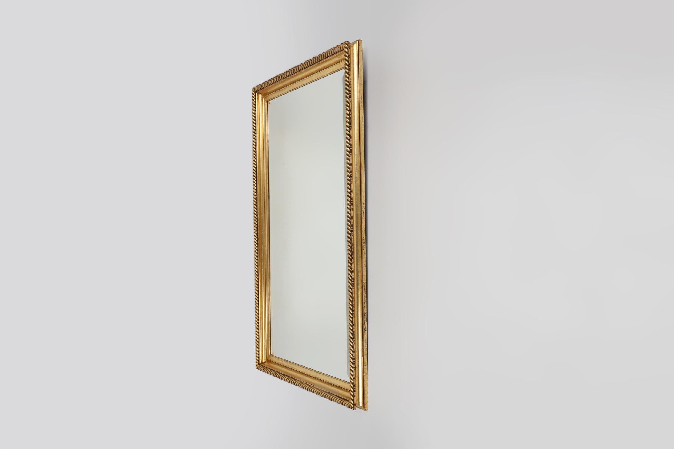 Doré Grand miroir rectangulaire biseauté en bois doré, vers 1900