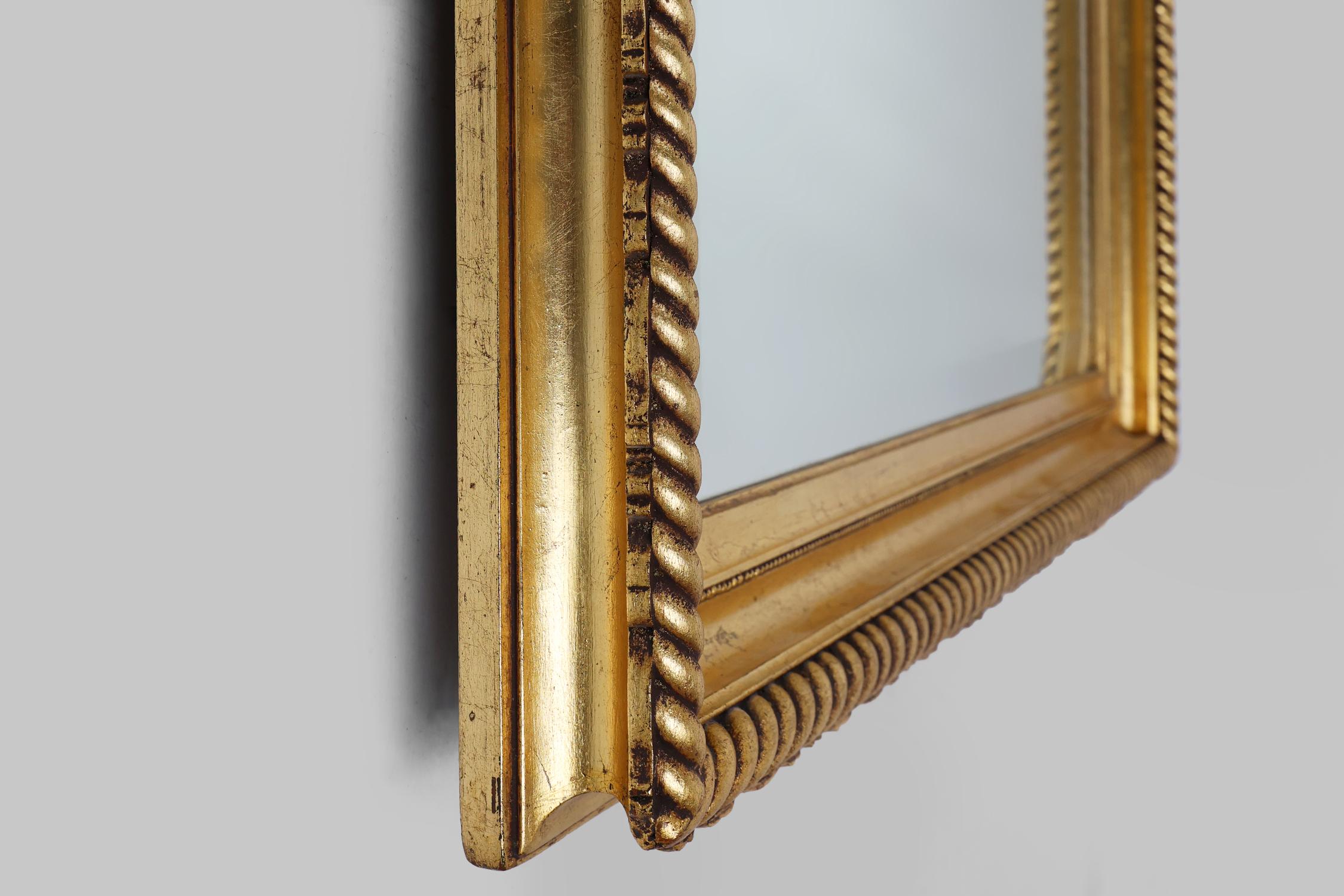 Grand miroir rectangulaire biseauté en bois doré, vers 1900 Bon état à Meulebeke, BE