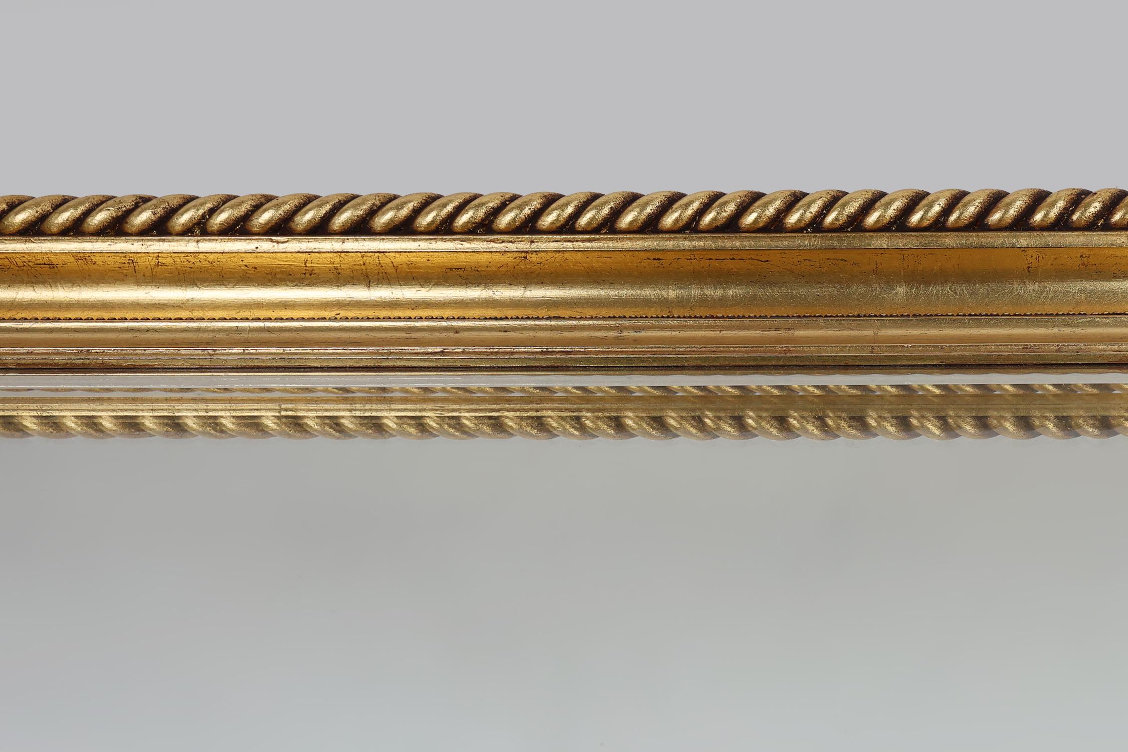 Début du 20ème siècle Grand miroir rectangulaire biseauté en bois doré, vers 1900