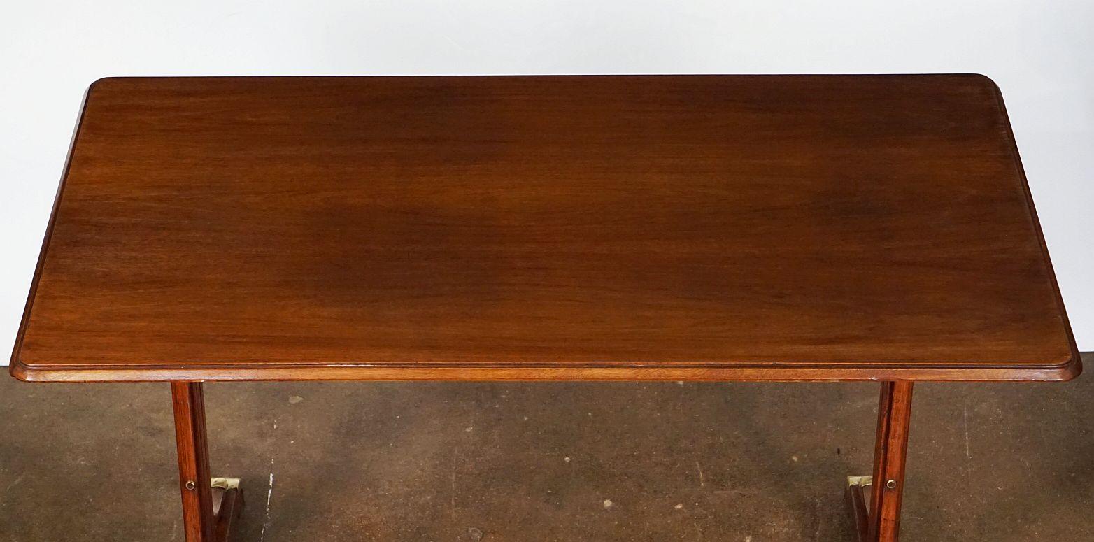 Grande table de bar ou de bistro rectangulaire française avec accents en laiton en vente 1