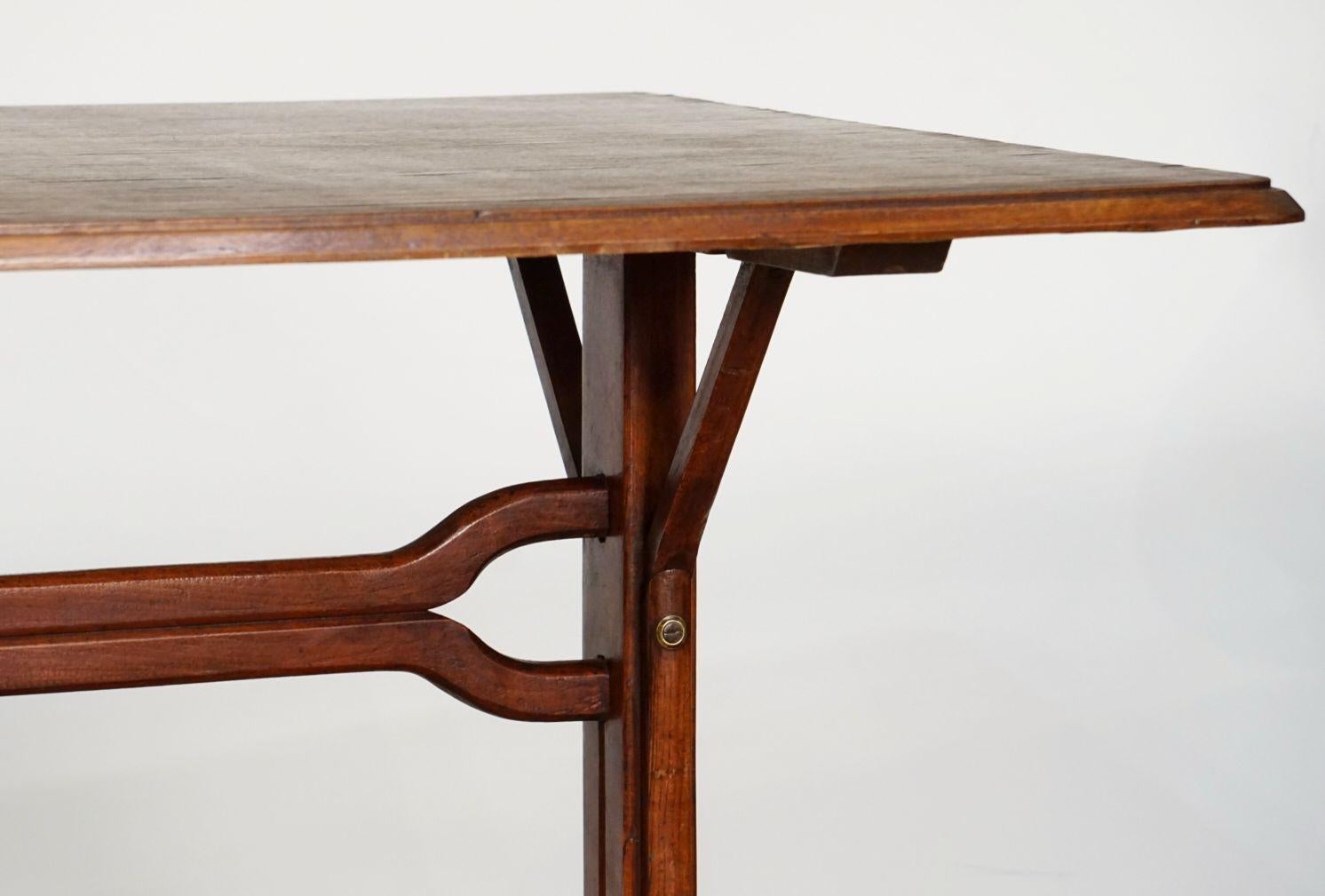 Français Grande table de bar ou de bistro rectangulaire française avec accents en laiton en vente