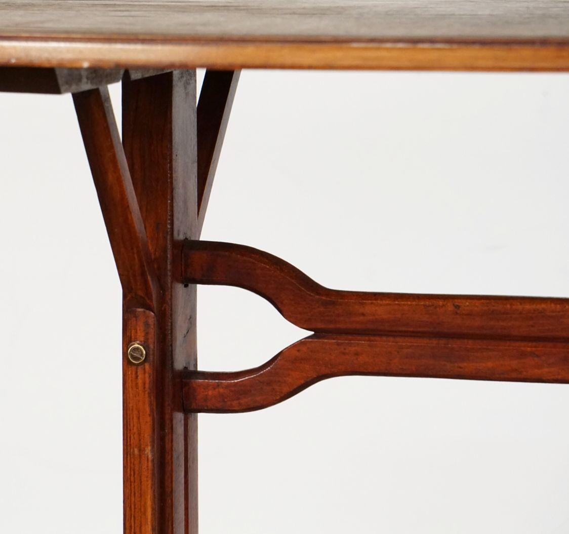Grande table de bar ou de bistro rectangulaire française avec accents en laiton Bon état - En vente à Austin, TX