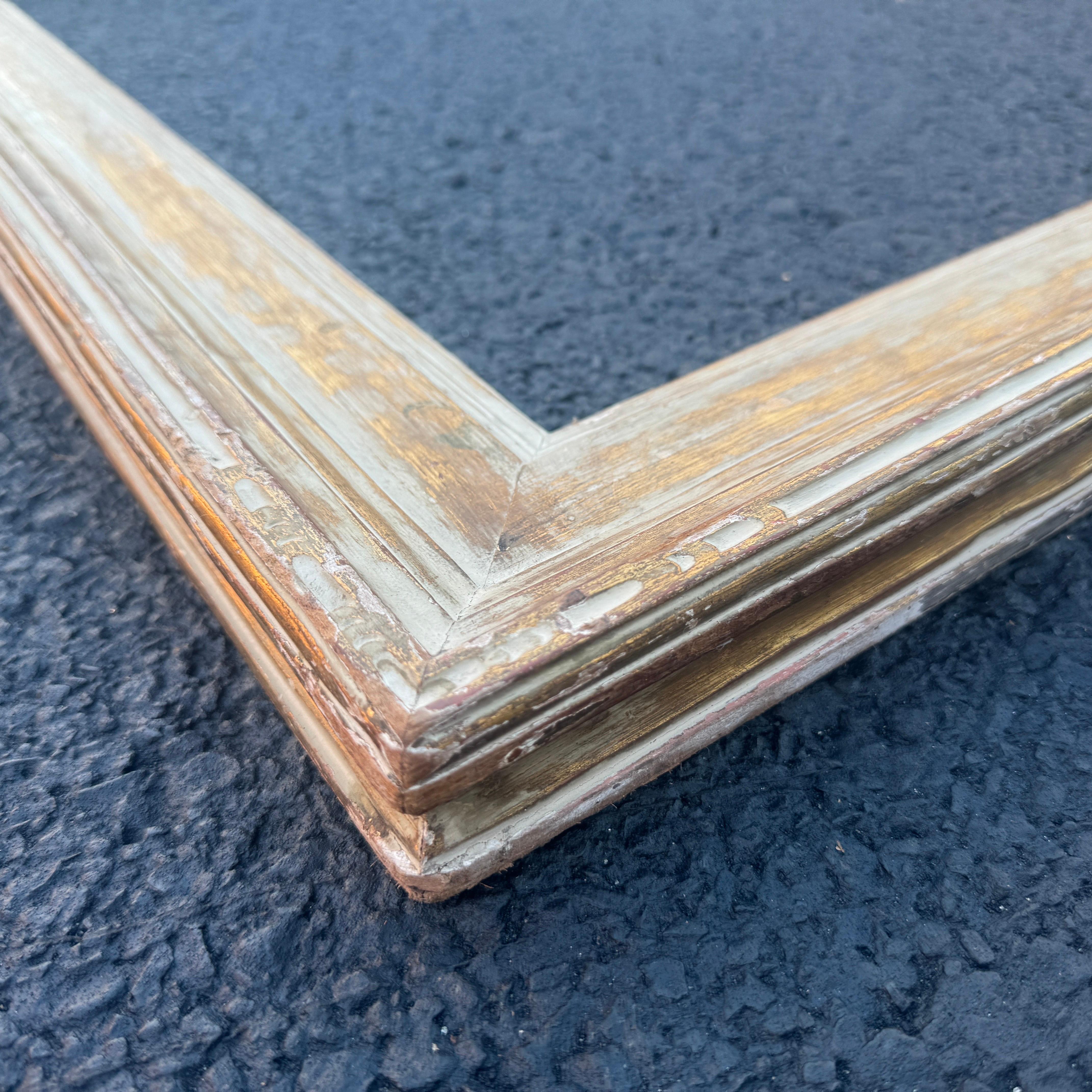 Bois Grand cadre d'art rectangulaire en bois peint et doré français en vente