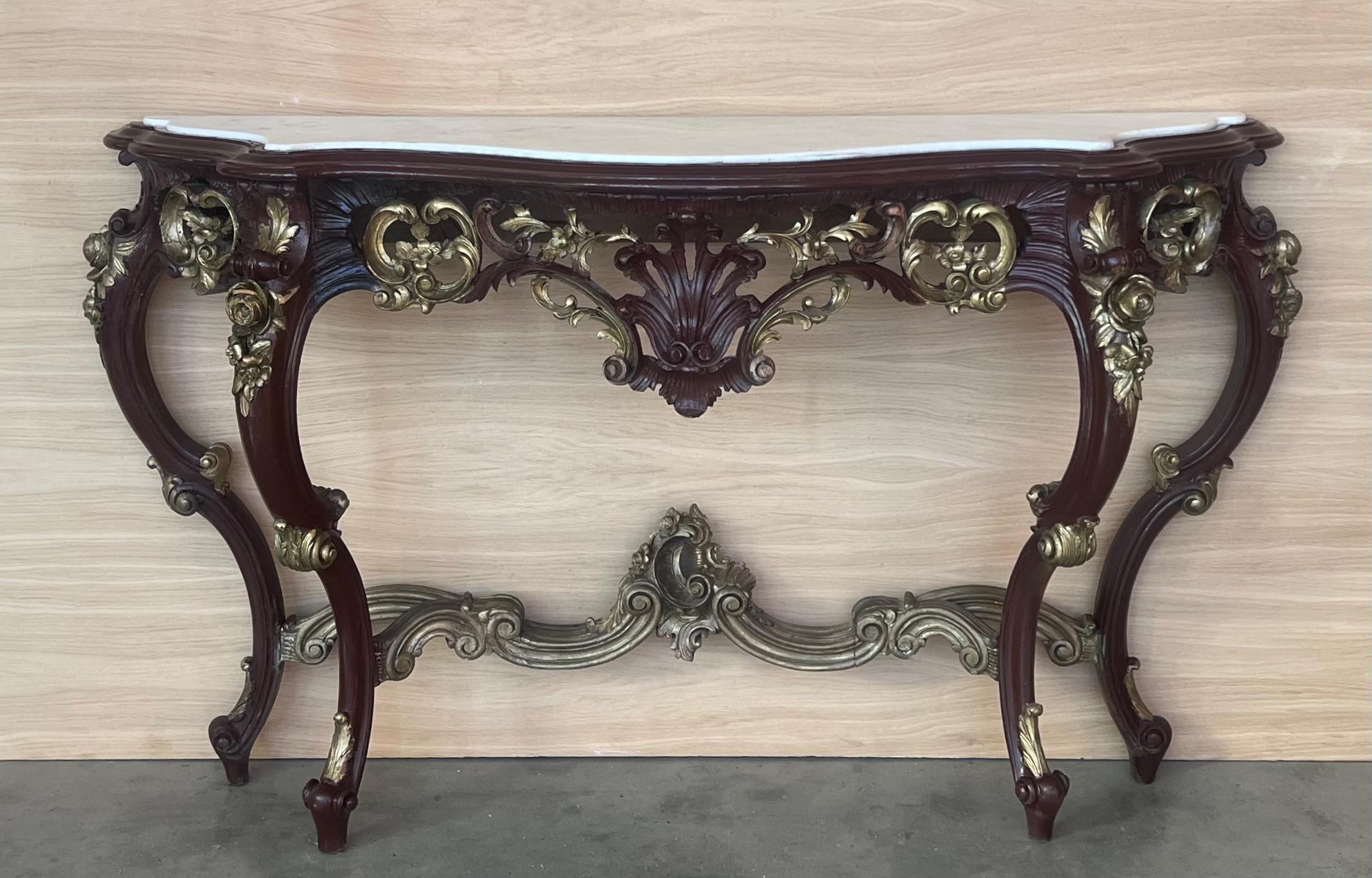 20th French Regency carved walnut console table with gilted edges 

20th century French Regence style beautifully carved with leaves walnut console. White marble top with carved front, over hand-carved frieze supported by four cabriole legs. Very