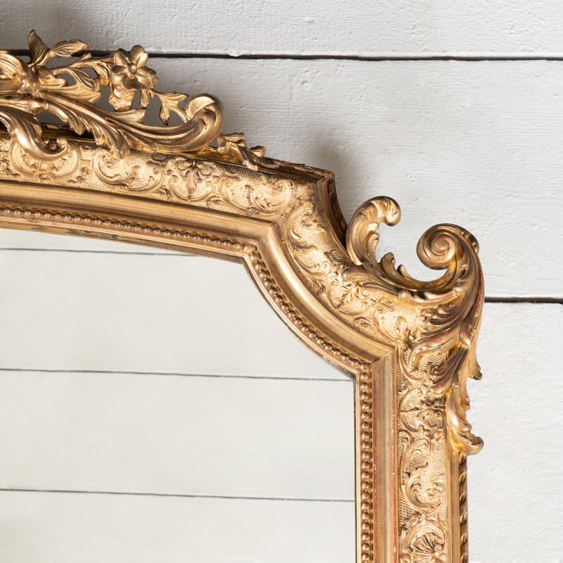 Large Regency-style mirror, very wide border, small pediment, fine gilding, wood parquet flooring.
Napoleon III period - France 19th century.

Dimensions :
Height 193 cm - 76 po
Width 122 cm - 48 po