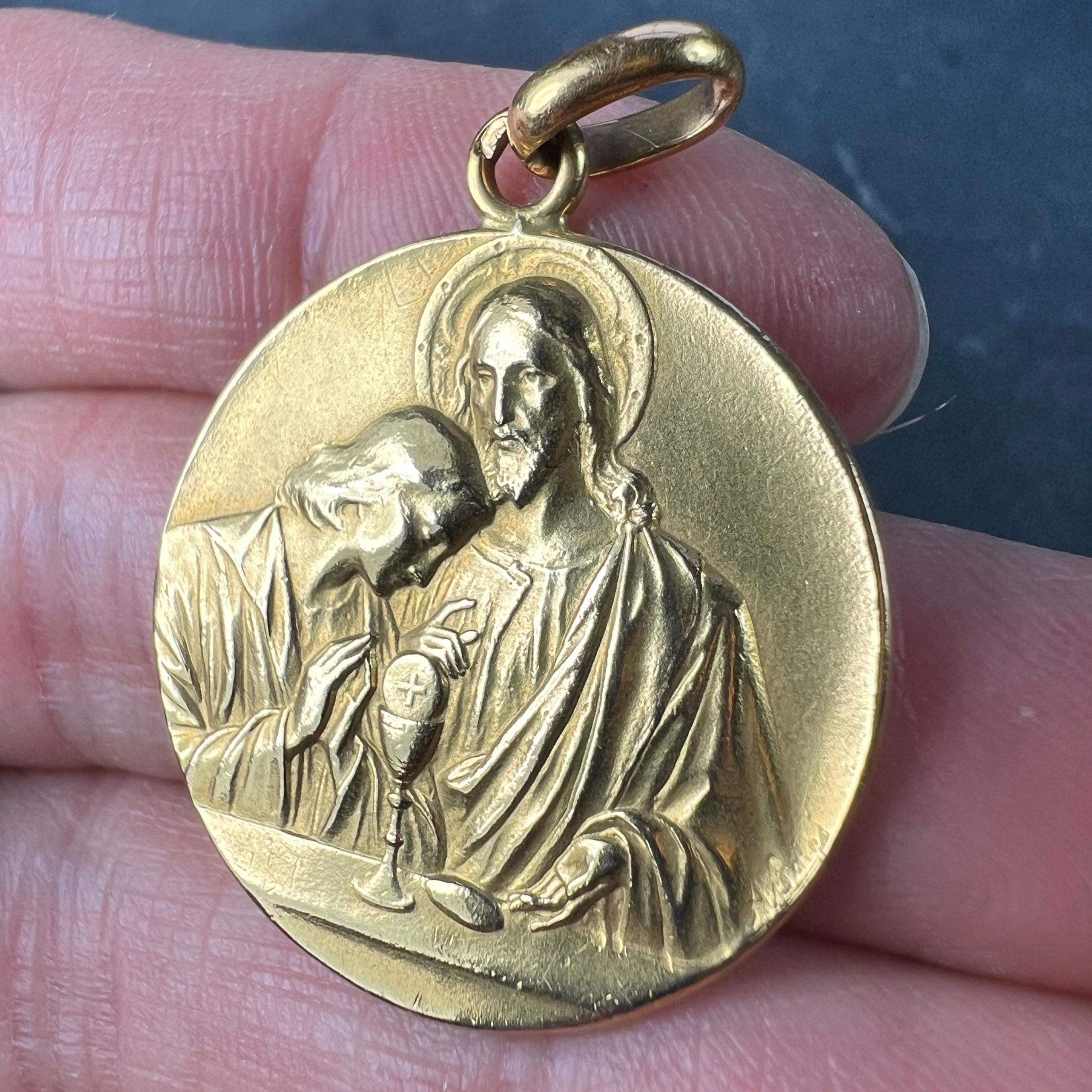 Large French Religious Jesus Christ Holy Communion 18K Yellow Gold Medal Pendant For Sale 2
