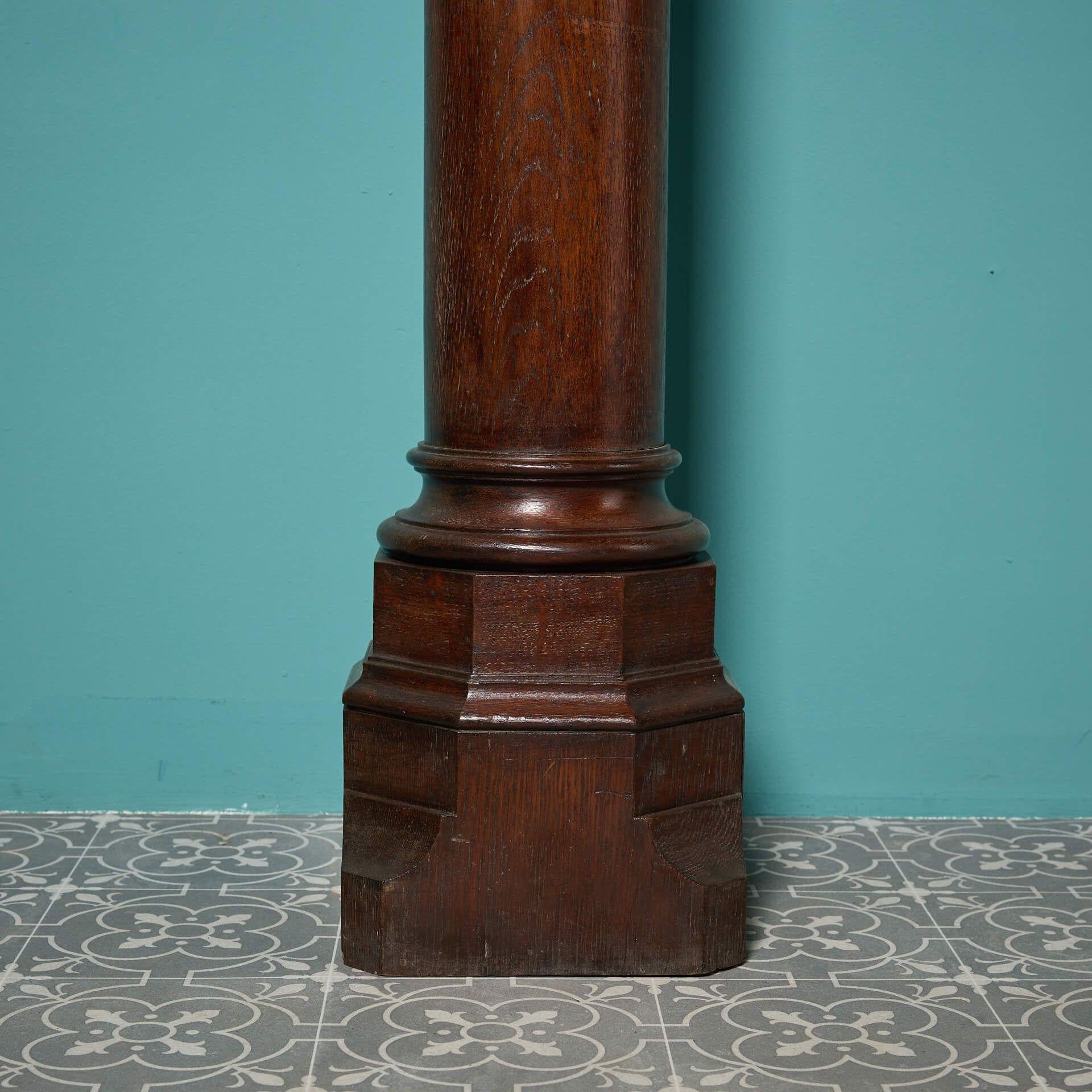 Grand manteau de cheminée en chêne sculpté de la French Renaissance en vente 5