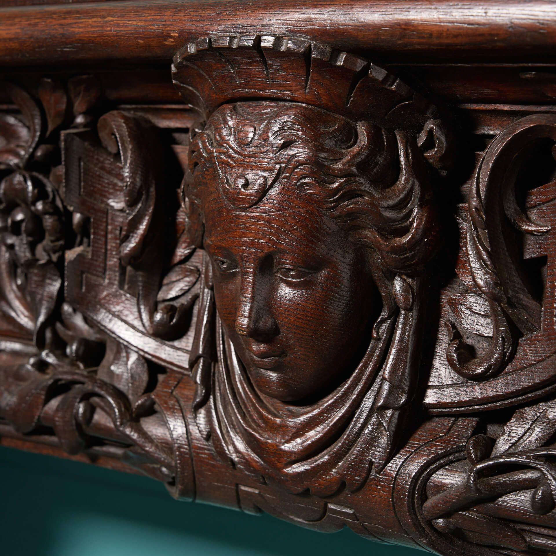 Grand manteau de cheminée en chêne sculpté de la French Renaissance État moyen - En vente à Wormelow, Herefordshire