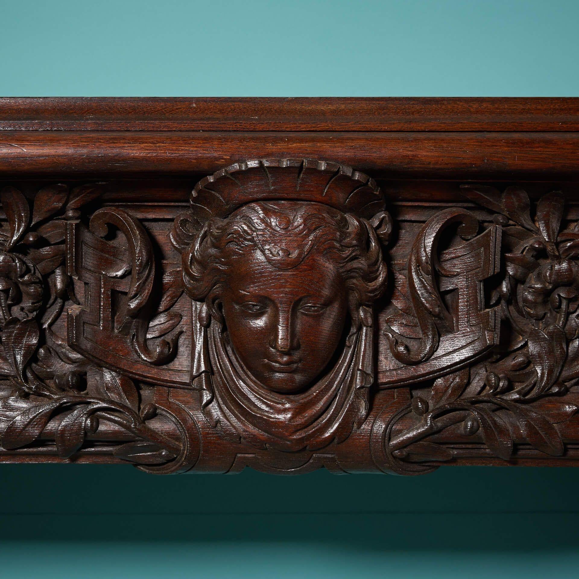XIXe siècle Grand manteau de cheminée en chêne sculpté de la French Renaissance en vente