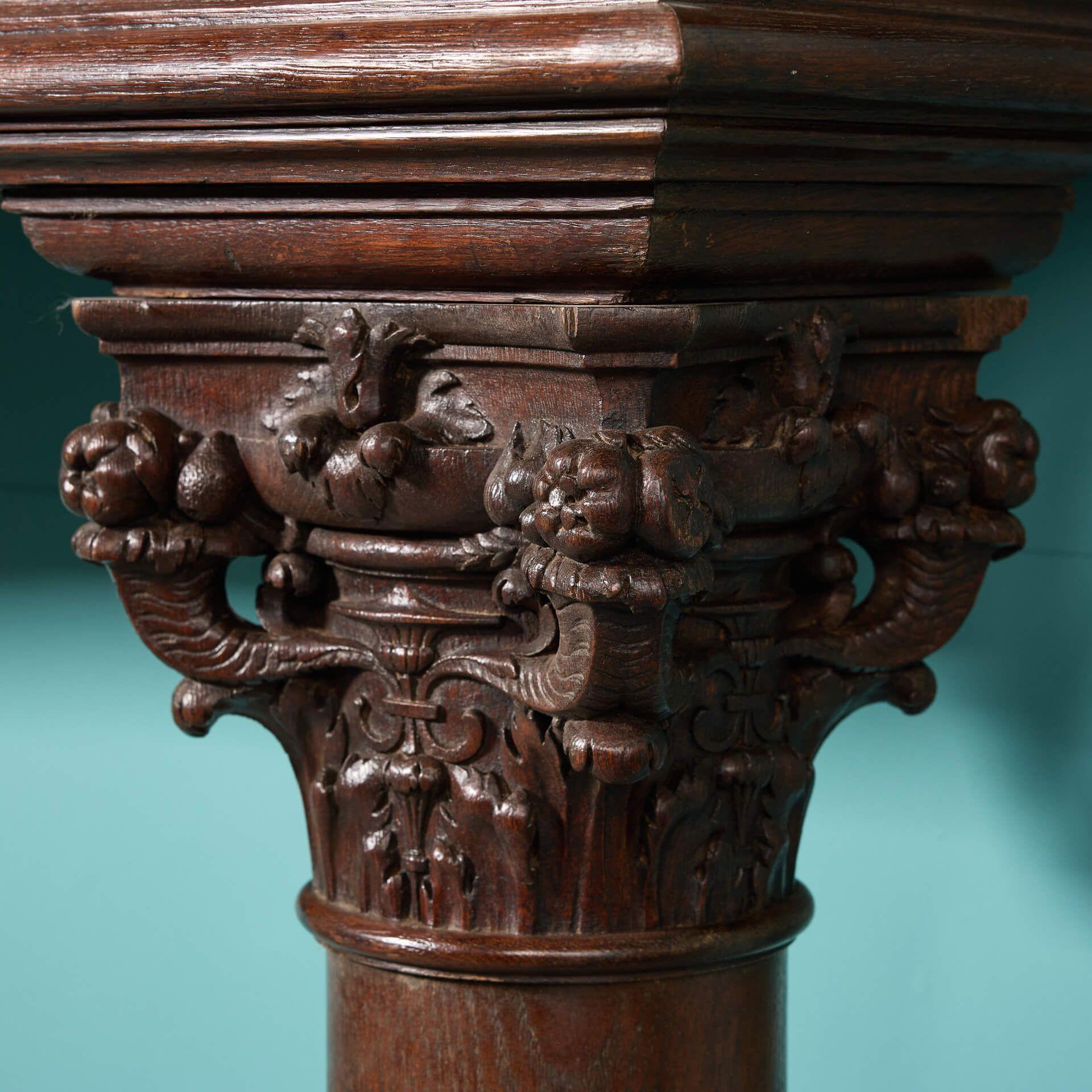 Grand manteau de cheminée en chêne sculpté de la French Renaissance en vente 1