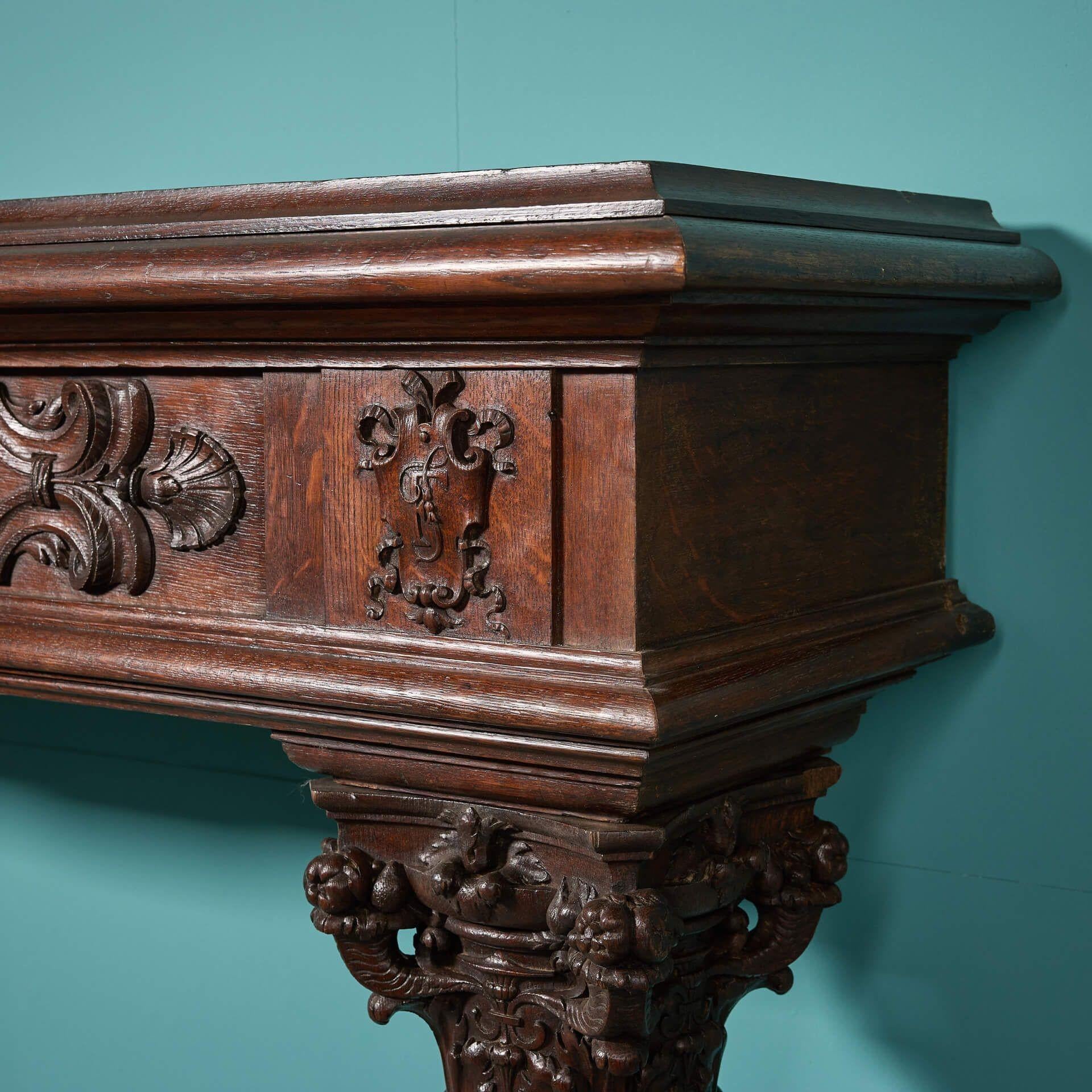 Grand manteau de cheminée en chêne sculpté de la French Renaissance en vente 2