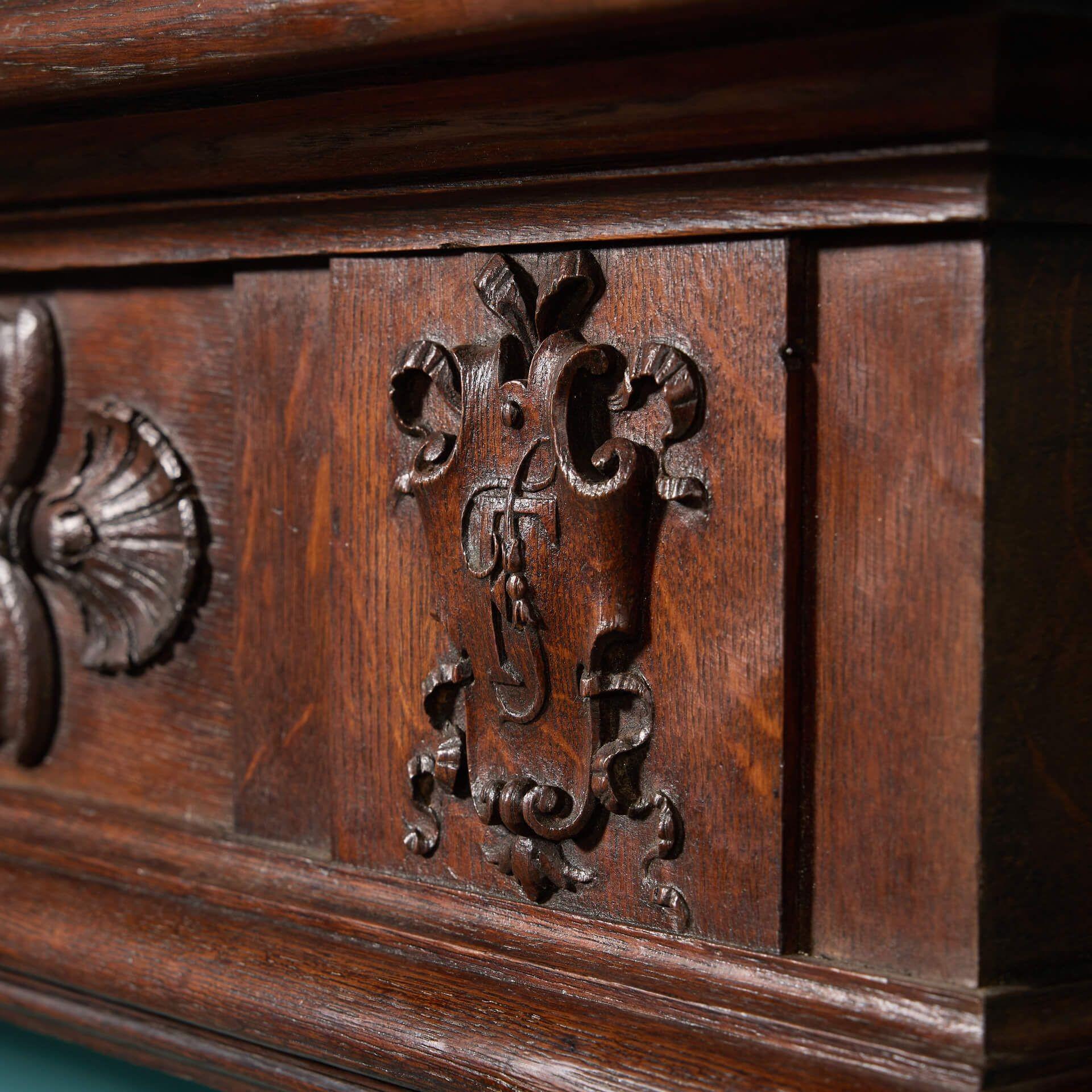 Grand manteau de cheminée en chêne sculpté de la French Renaissance en vente 3