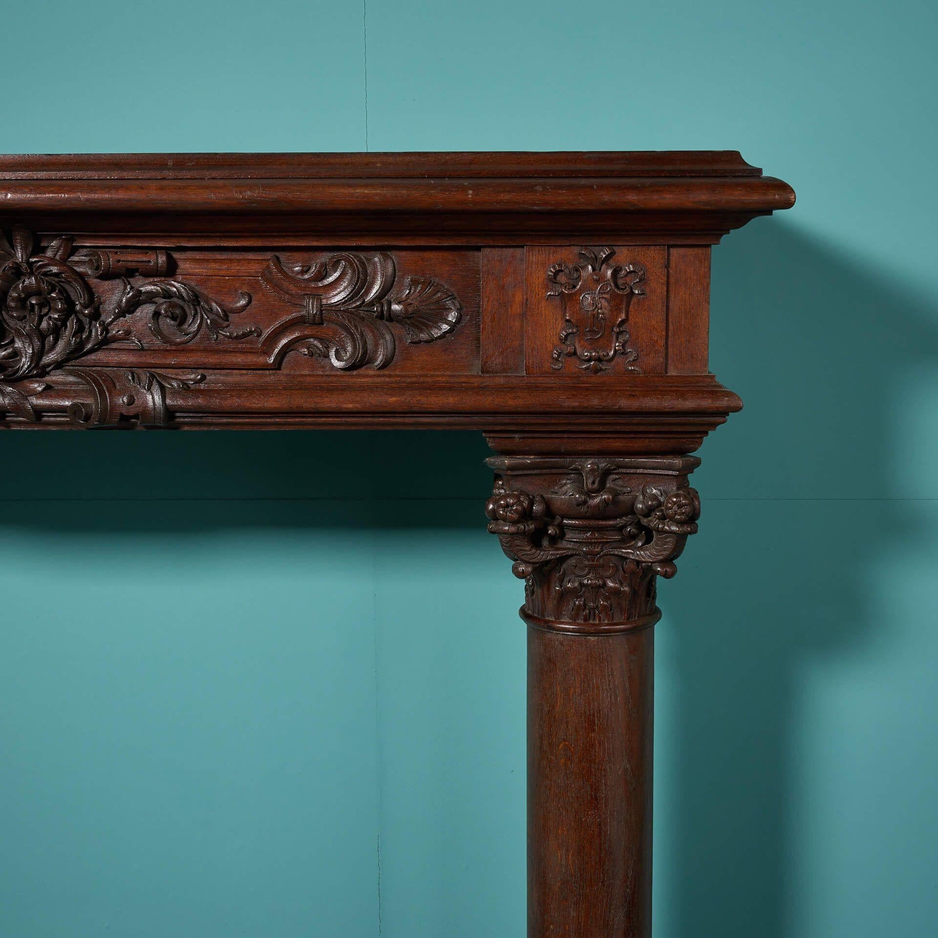 Grand manteau de cheminée en chêne sculpté de la French Renaissance en vente 4