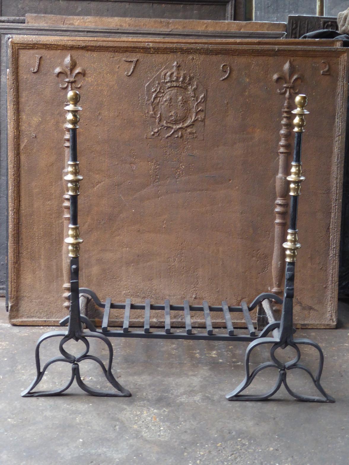 Bronze Grande grille de cheminée ou panier à feu d'époque French Renaissance, 16e - 17e C. en vente