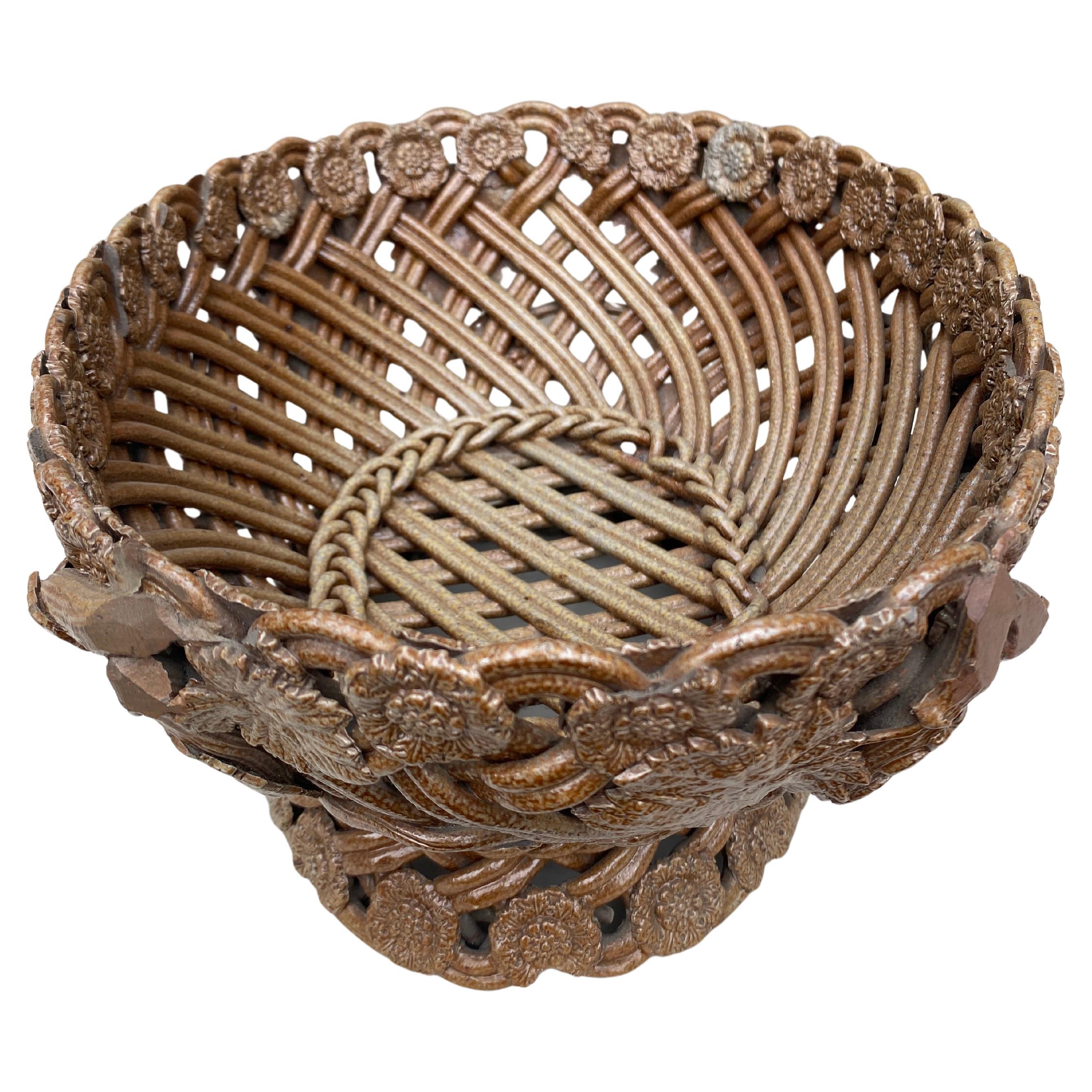 Grande jardinière en majolique française à feuilles de vigne réticulées, vers 1900.
14,5 x 11 pouces.