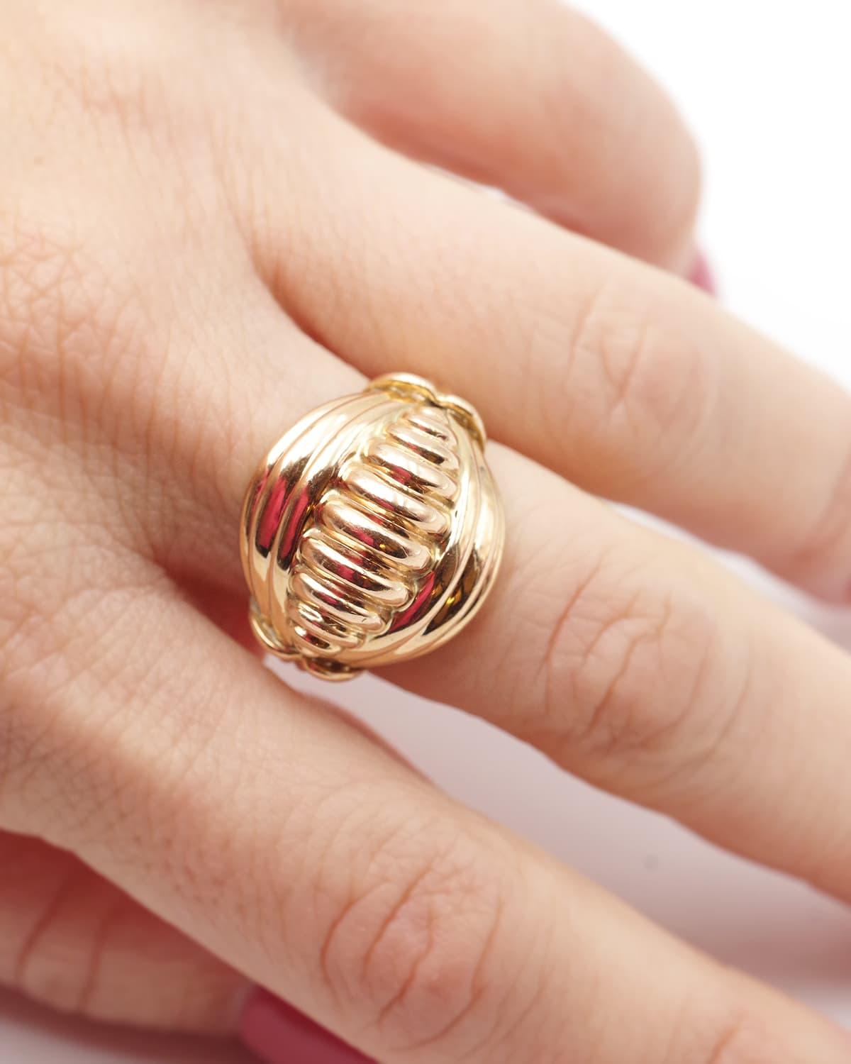 Contemporaneo Grande anello francese a cupola Retro in oro 18k, gadroons, anello anni '50, anello grande in vendita
