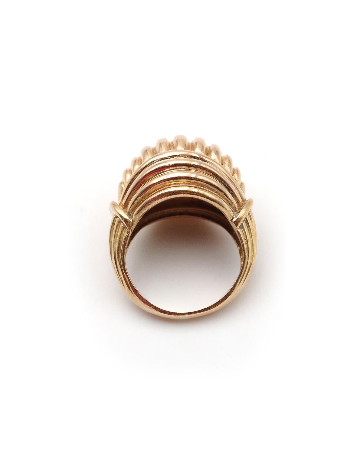 Grande anello francese a cupola Retro in oro 18k, gadroons, anello anni '50, anello grande in vendita 1