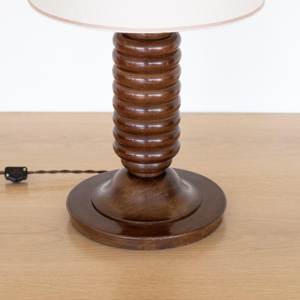 Lin Grande lampe de bureau française en bois côtelé en vente