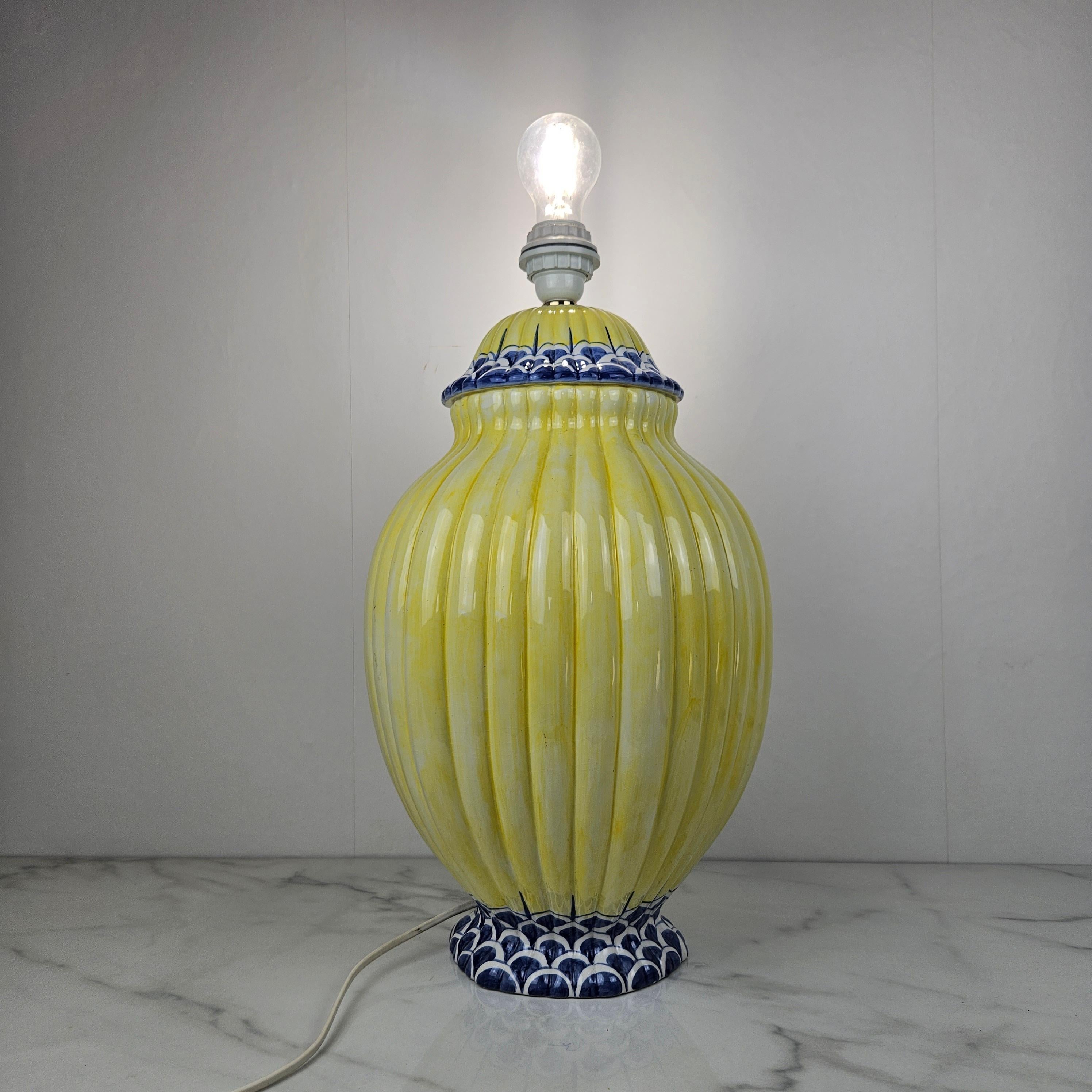 Gran pie de lámpara de porcelana de la Riviera francesa, años 80 en venta 2