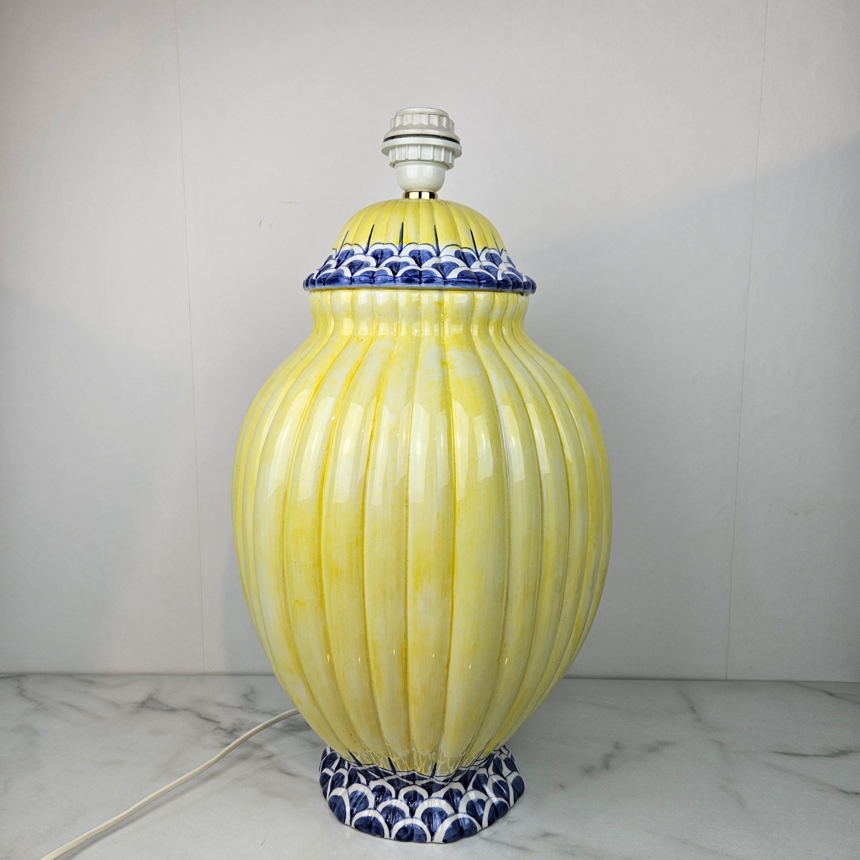 Preciosa lámpara de mesa Riviera de cerámica en los colores amarillo y azul.
Esta lámpara se fabricó en Francia en los años 80.

Muy bonita hecha de porcelana con un acento de latón bajo el portalámparas.

Está marcado debajo del pie (ver las