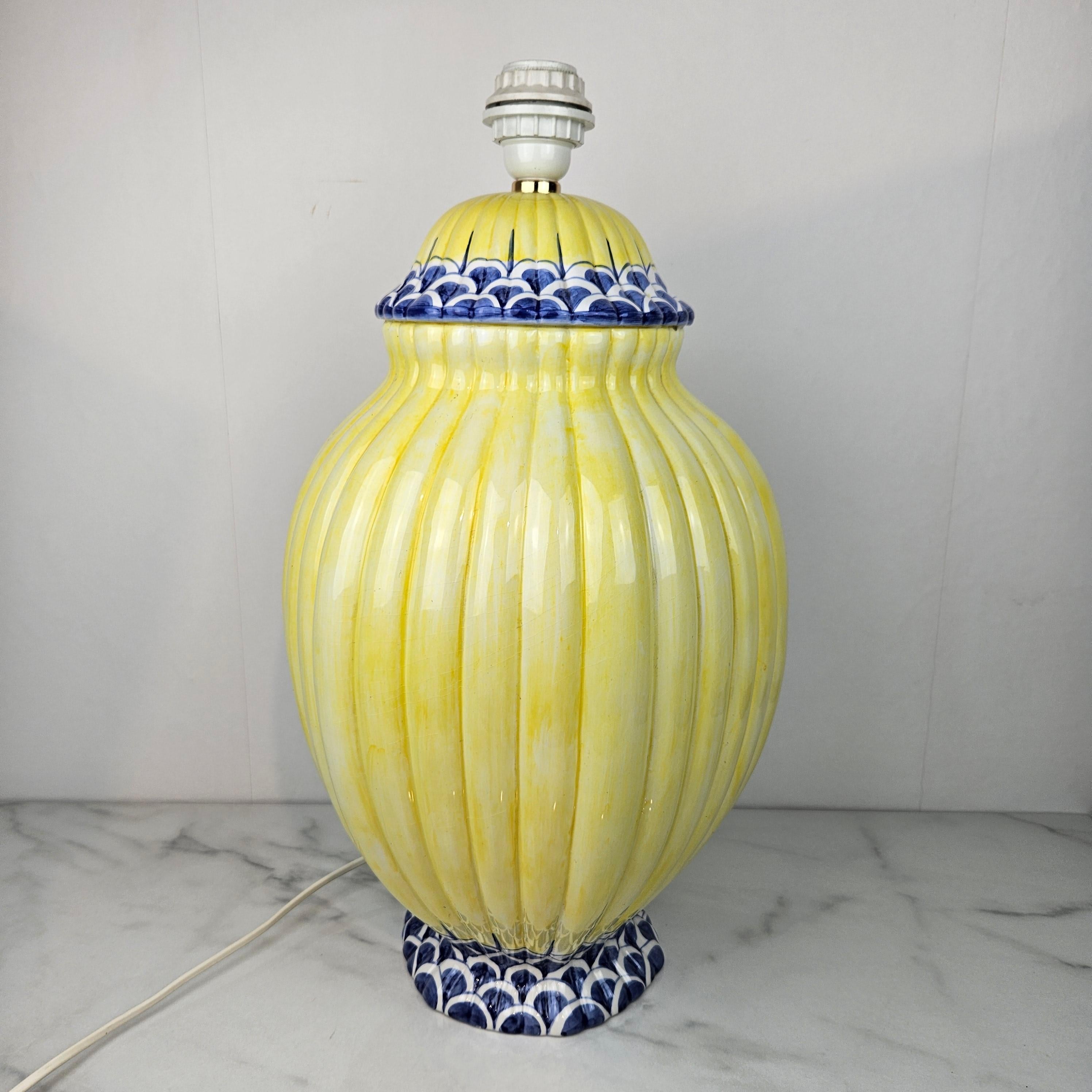 Gran pie de lámpara de porcelana de la Riviera francesa, años 80 Moderno de mediados de siglo en venta