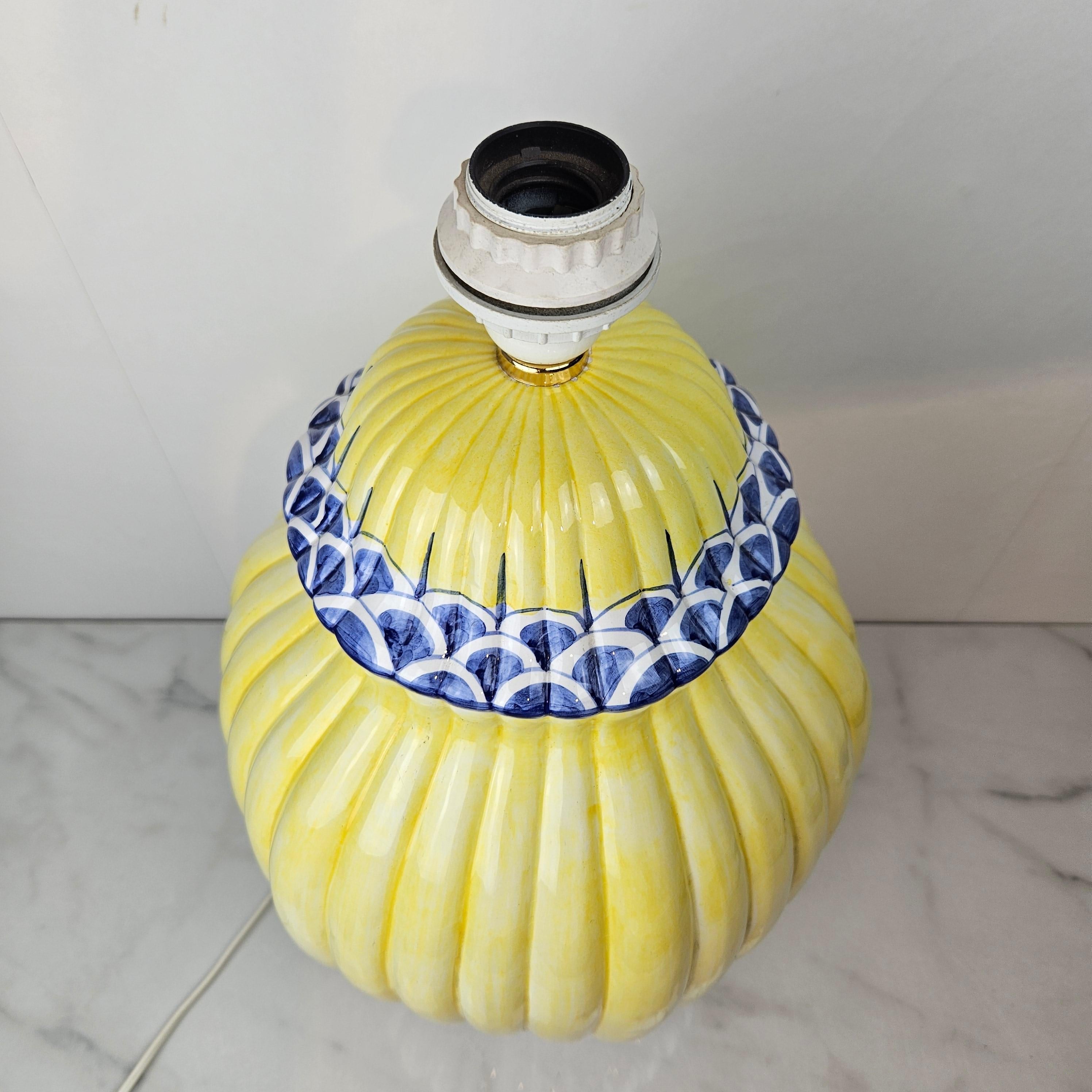 Gran pie de lámpara de porcelana de la Riviera francesa, años 80 Hecho a mano en venta