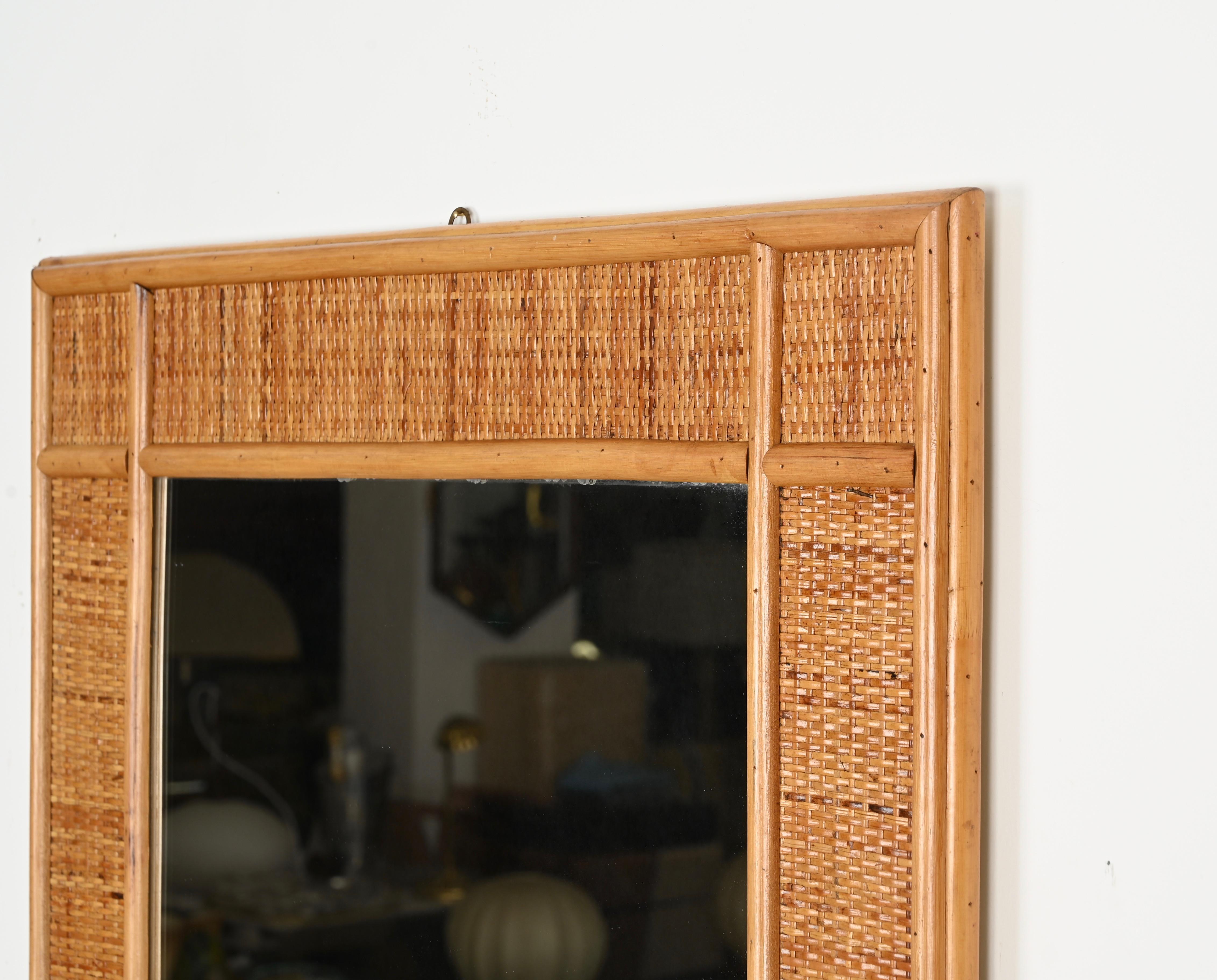 Gran espejo rectangular Riviera Francesa de bambú y ratán tejido, Italia Años 70 en venta 2