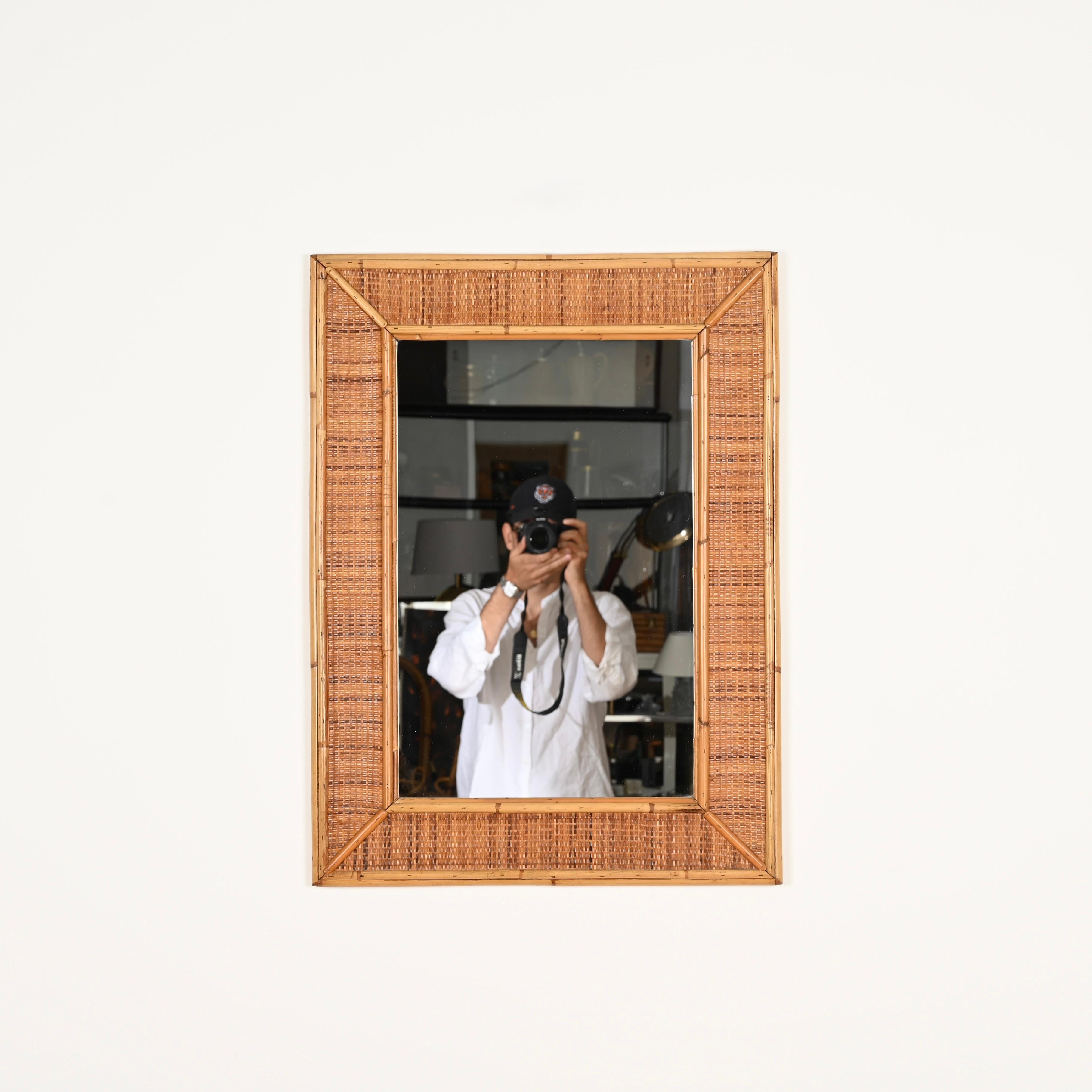 Merveilleux grand miroir rectangulaire du milieu du siècle dernier entièrement réalisé en bambou et rotin tressé. Ce miroir unique de style Côte d'Azur a été fabriqué en Italie dans les années 1970. 

En très bon état et d'une charmante couleur