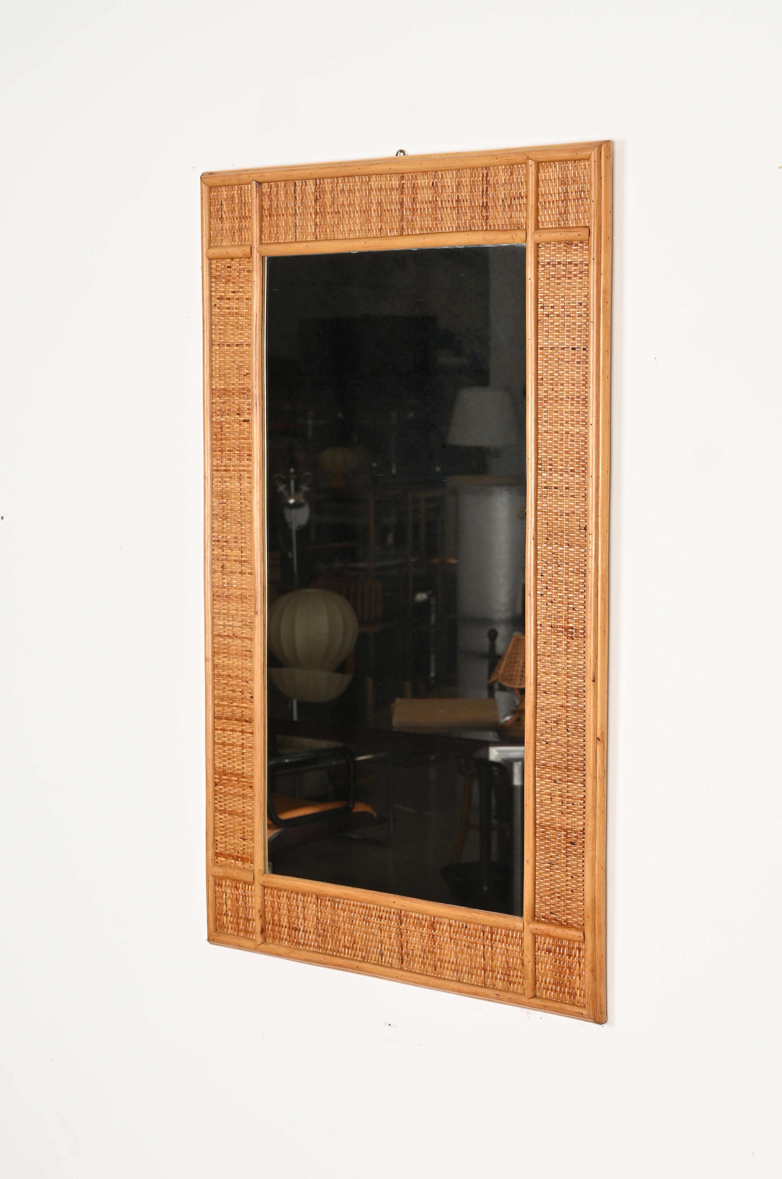 Gran espejo rectangular Riviera Francesa de bambú y ratán tejido, Italia Años 70 Moderno de mediados de siglo en venta