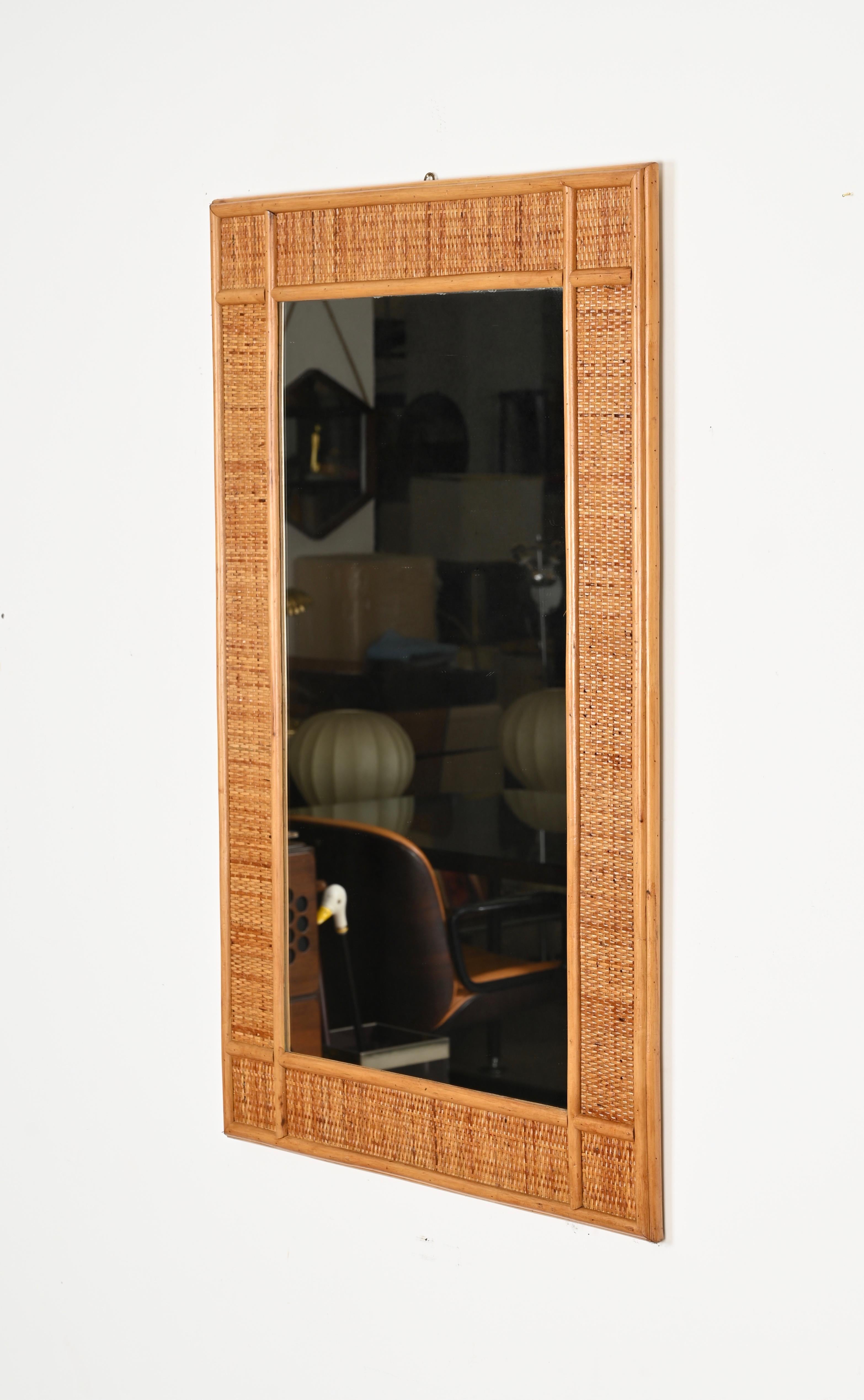 Gran espejo rectangular Riviera Francesa de bambú y ratán tejido, Italia Años 70 Hecho a mano en venta