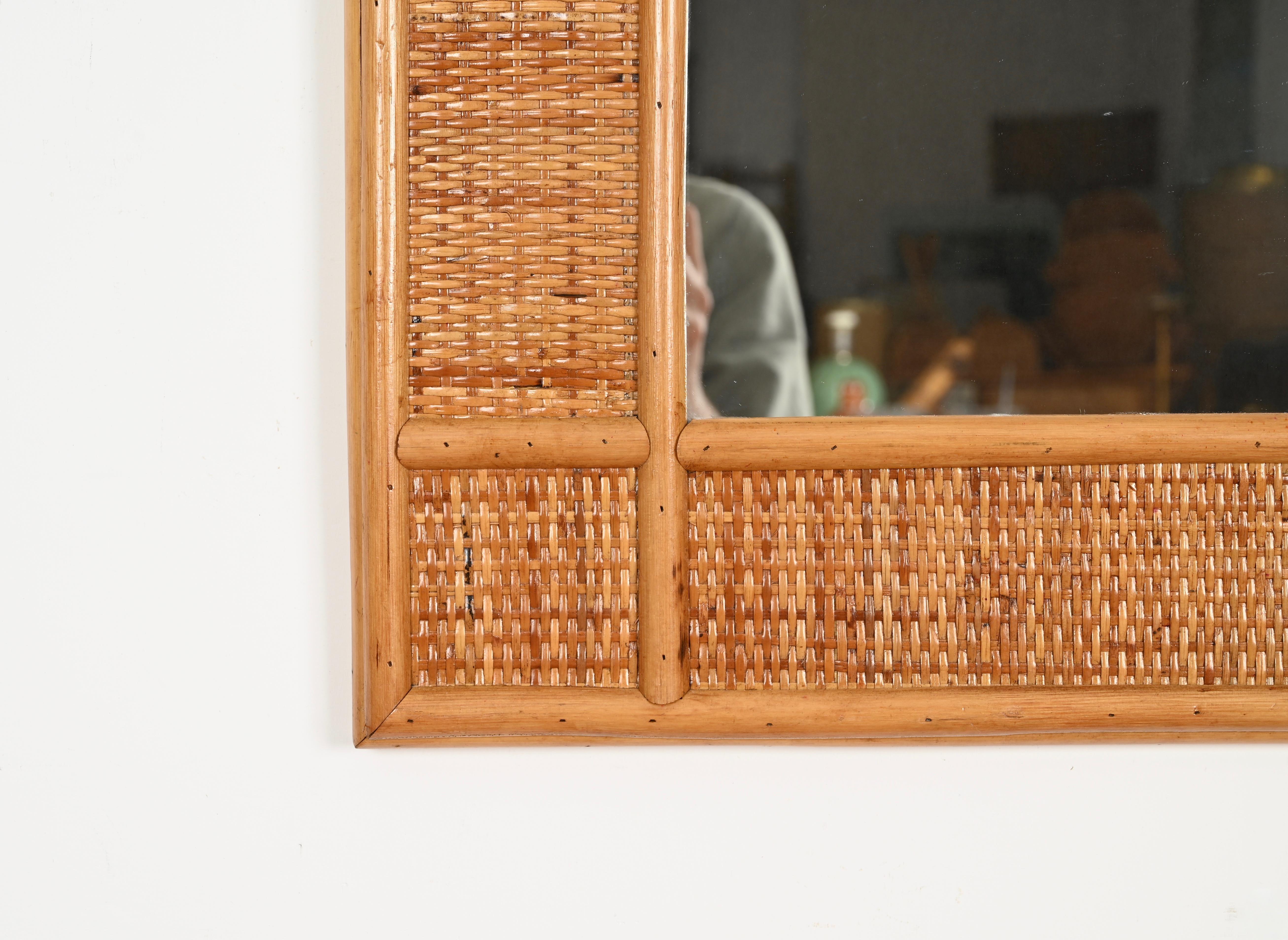 Gran espejo rectangular Riviera Francesa de bambú y ratán tejido, Italia Años 70 siglo XX en venta