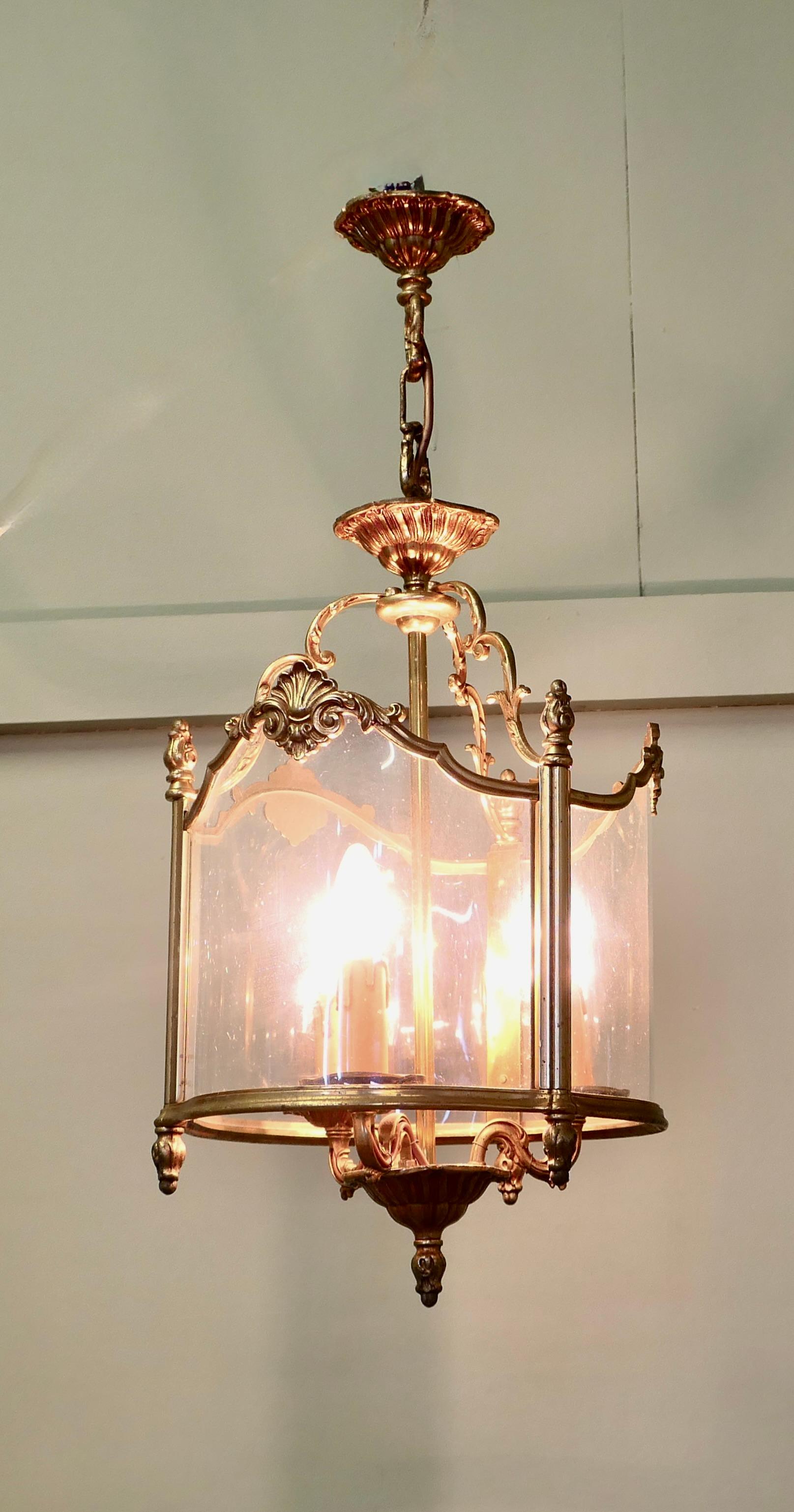 Gran lámpara de salón francesa de latón y cristal estilo Rocco

Una elegante linterna de latón dorado, la luz tiene tres lados y una pantalla cilíndrica de cristal con un accesorio de luz triple en el interior La linterna da una luz brillante