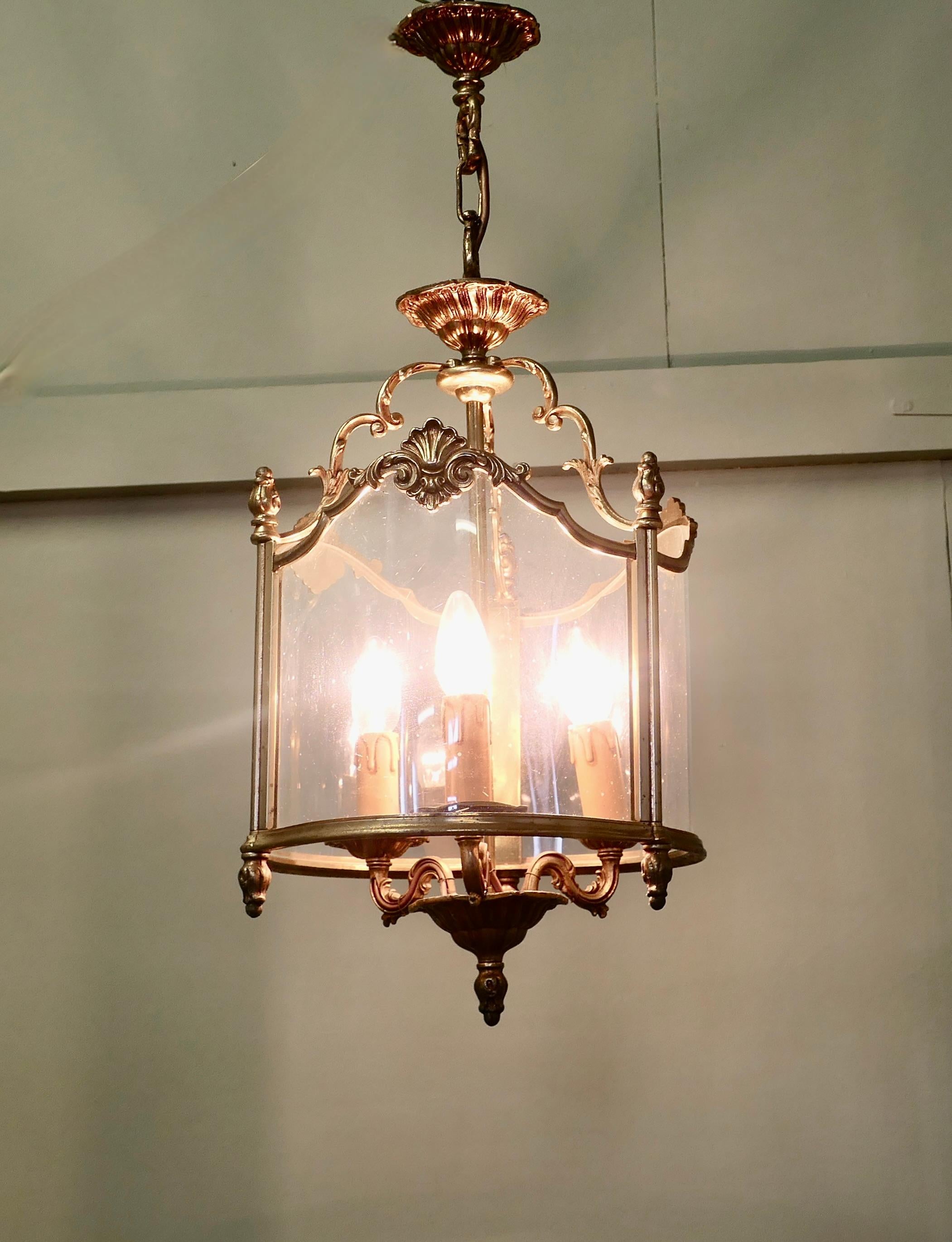 Gran lámpara de salón francesa de latón y cristal estilo Rocco Renacimiento rococó en venta