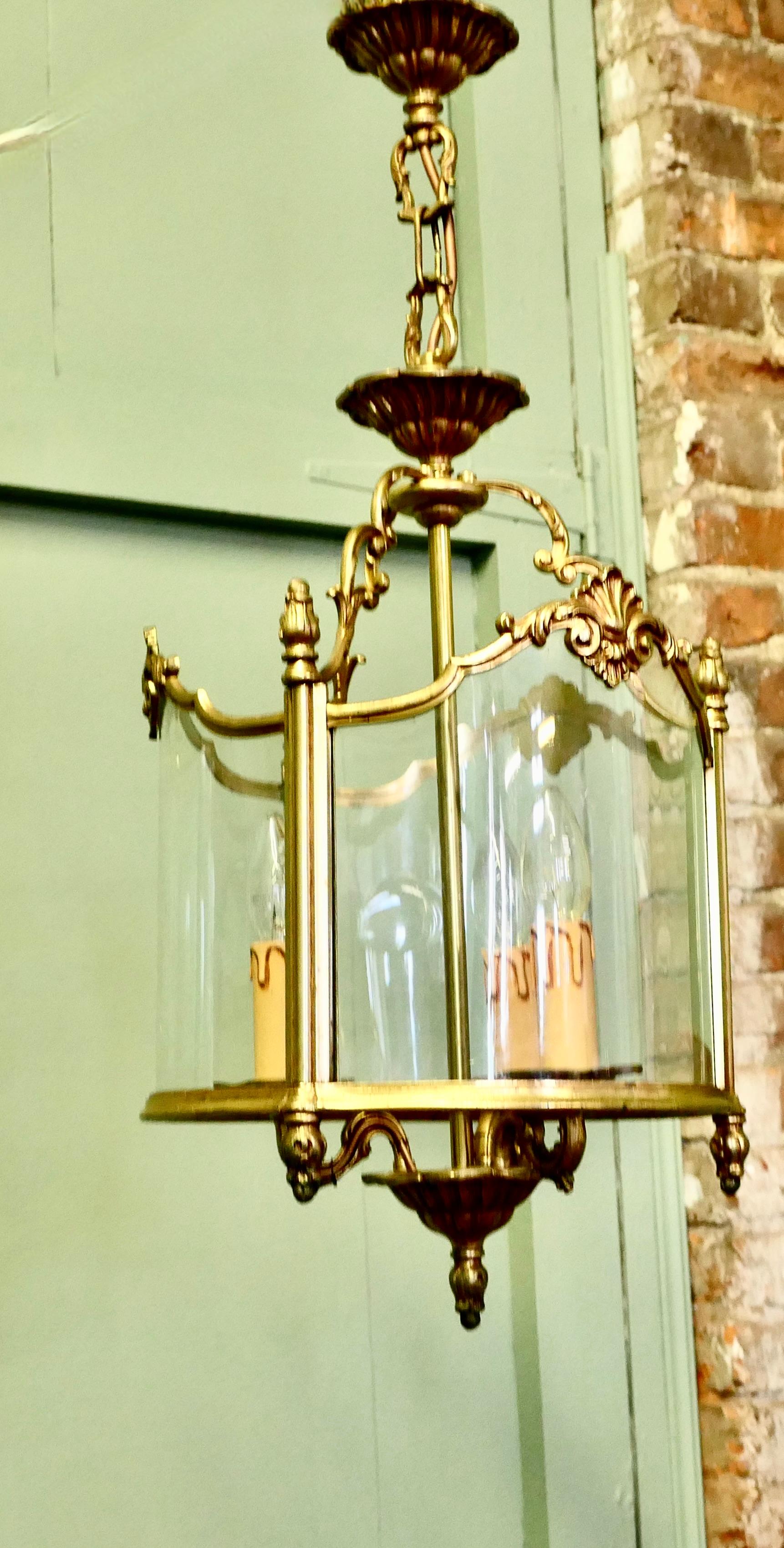 Gran lámpara de salón francesa de latón y cristal estilo Rocco Vidrio soplado en venta