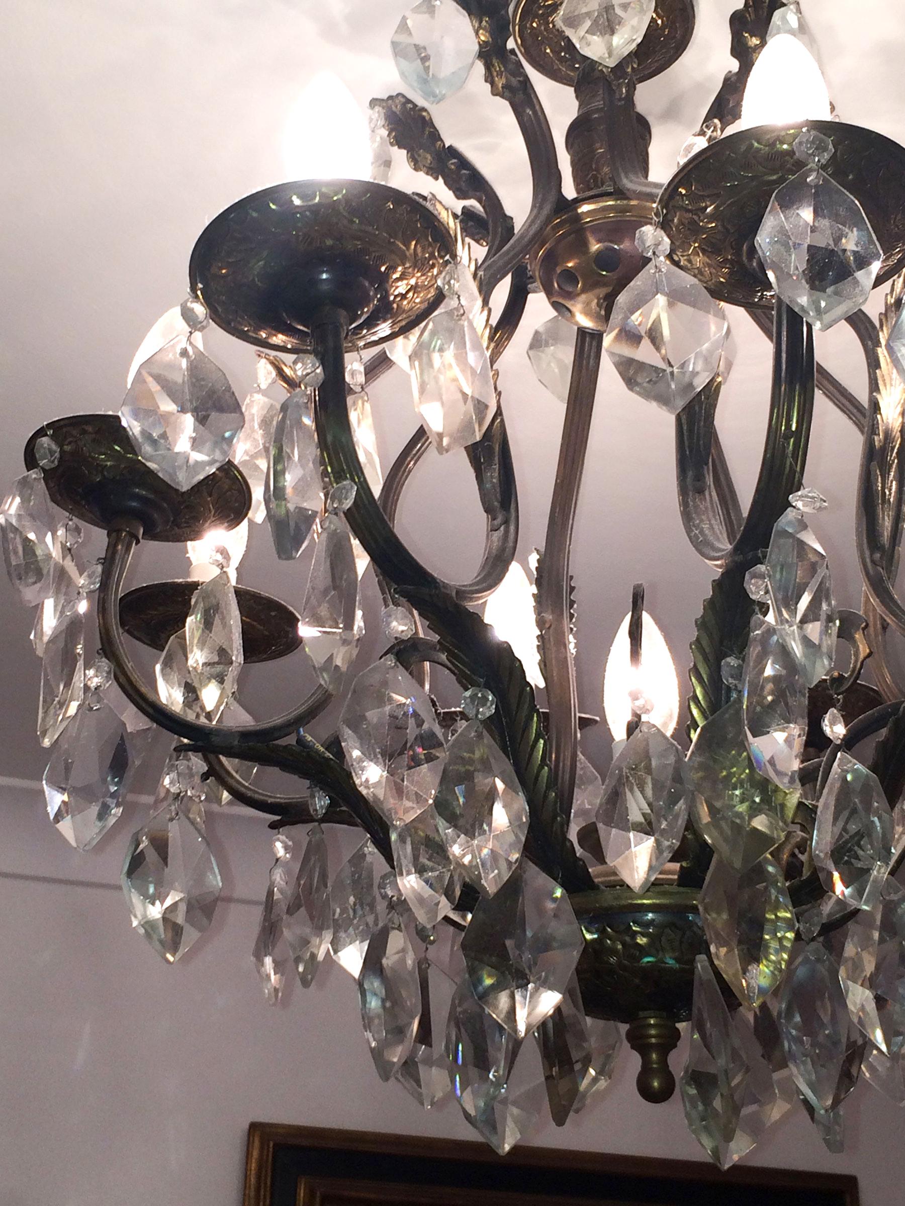 Grande lampadario francese a otto bracci in tole dorata e cristallo di rocca della Maison Baguès, circa 1940. In stile neoclassico romantico.
In eccellenti condizioni vintage commisurate all'età.