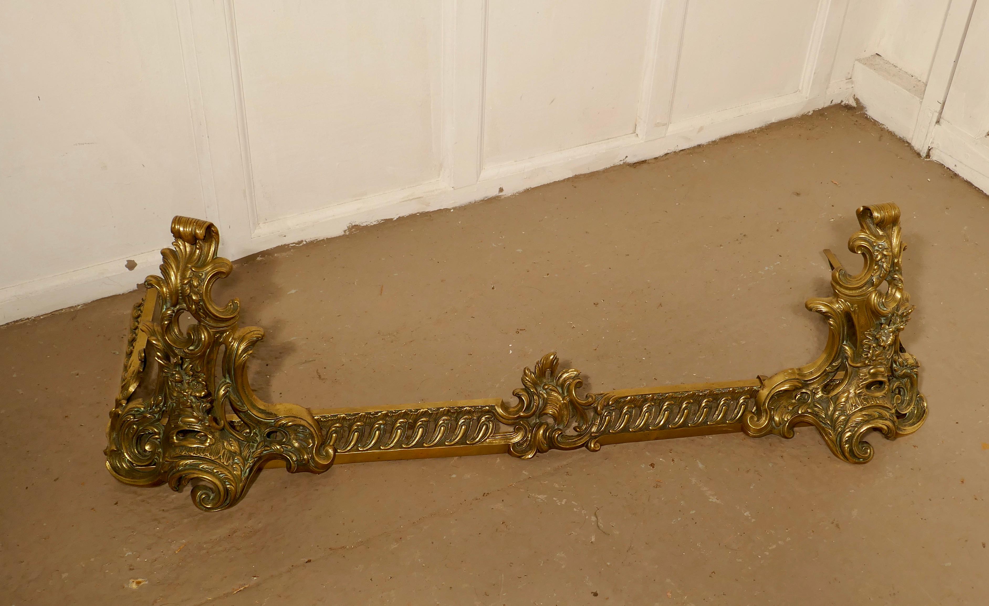 Large French Rococo Brass Extending Fender with Decorative Chenets In Good Condition In Chillerton, Isle of Wight