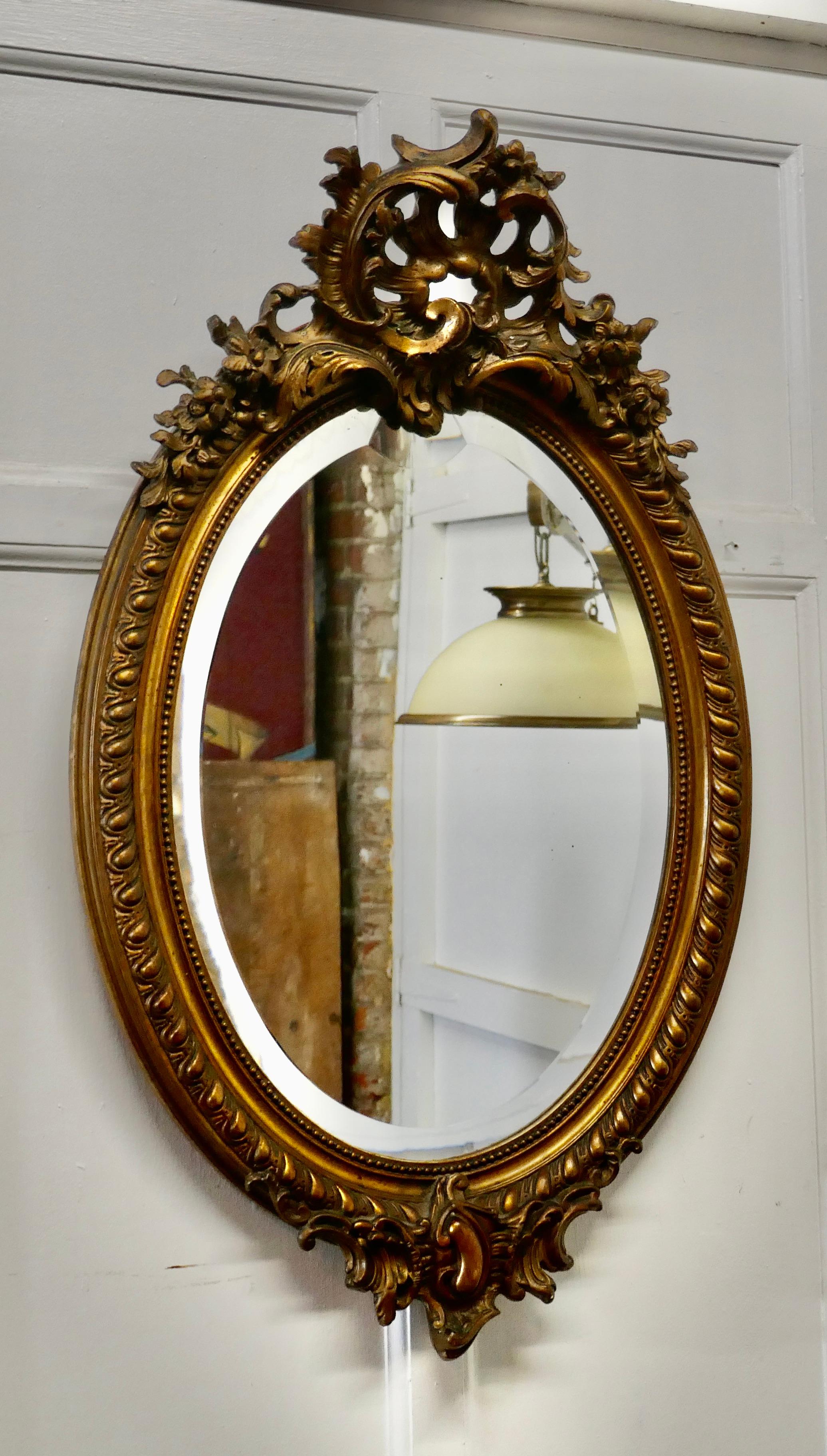 Grand miroir mural Rococo français ovale et doré

Le miroir a un cadre doré exquis dans le style rococo, il est décoré de coquillages, de guirlandes et de feuilles avec un bord en corde torsadée
Le grand cadre ovale noirci par l'âge est fait de