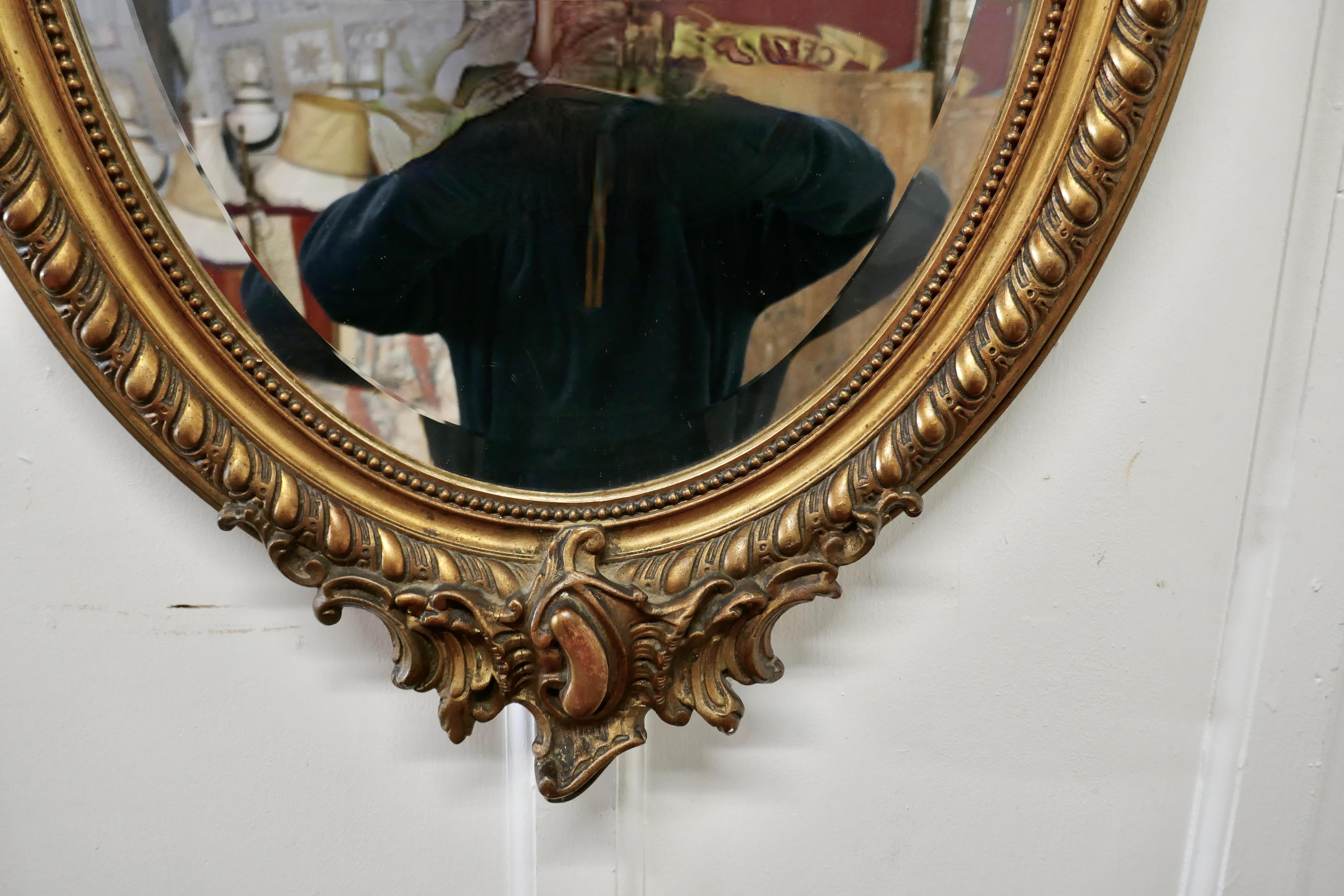 Gesso Grand miroir mural rococo ovale doré français en vente