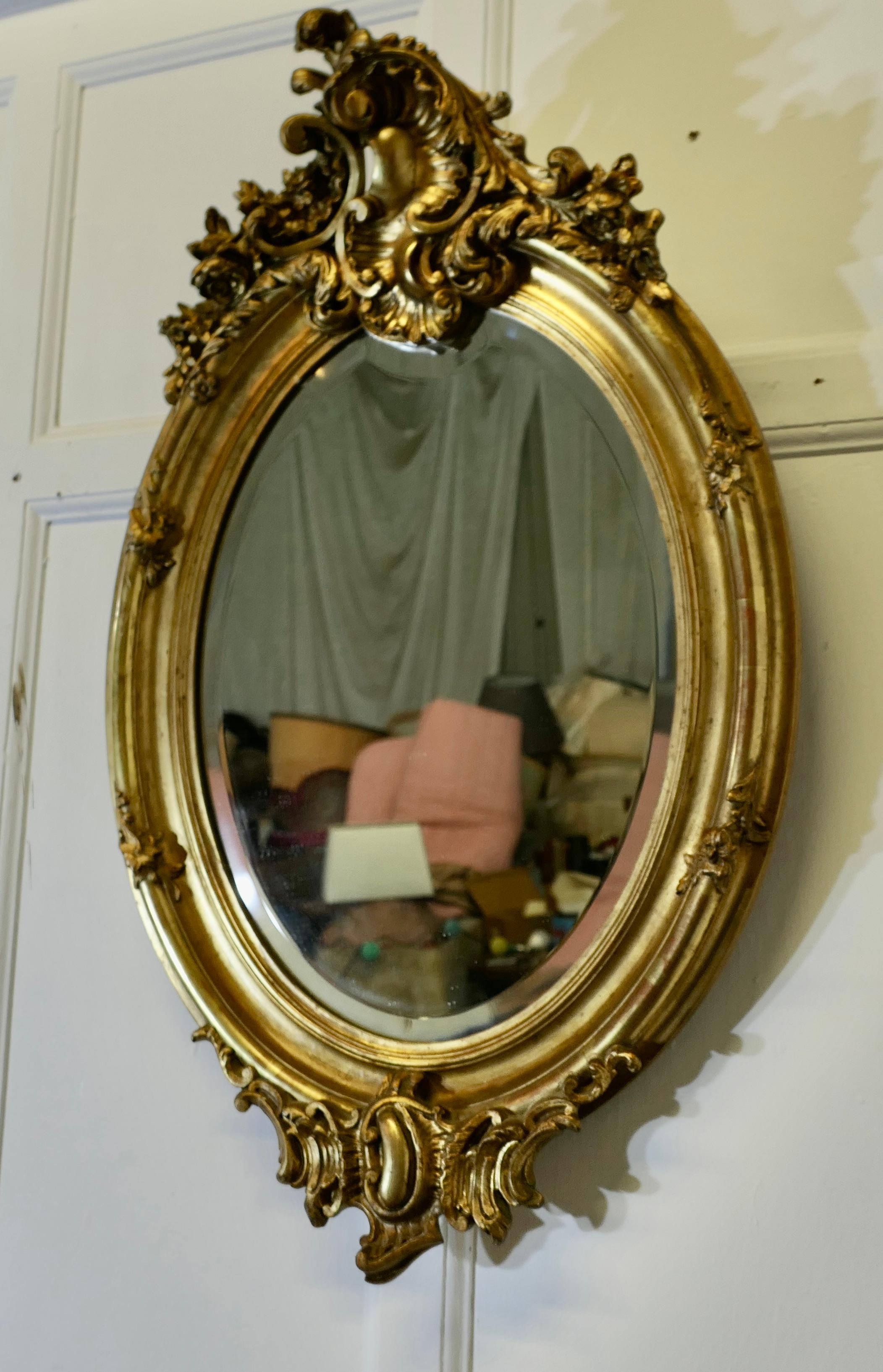 Gran espejo de pared ovalado dorado French Rococo Madera dorada en venta