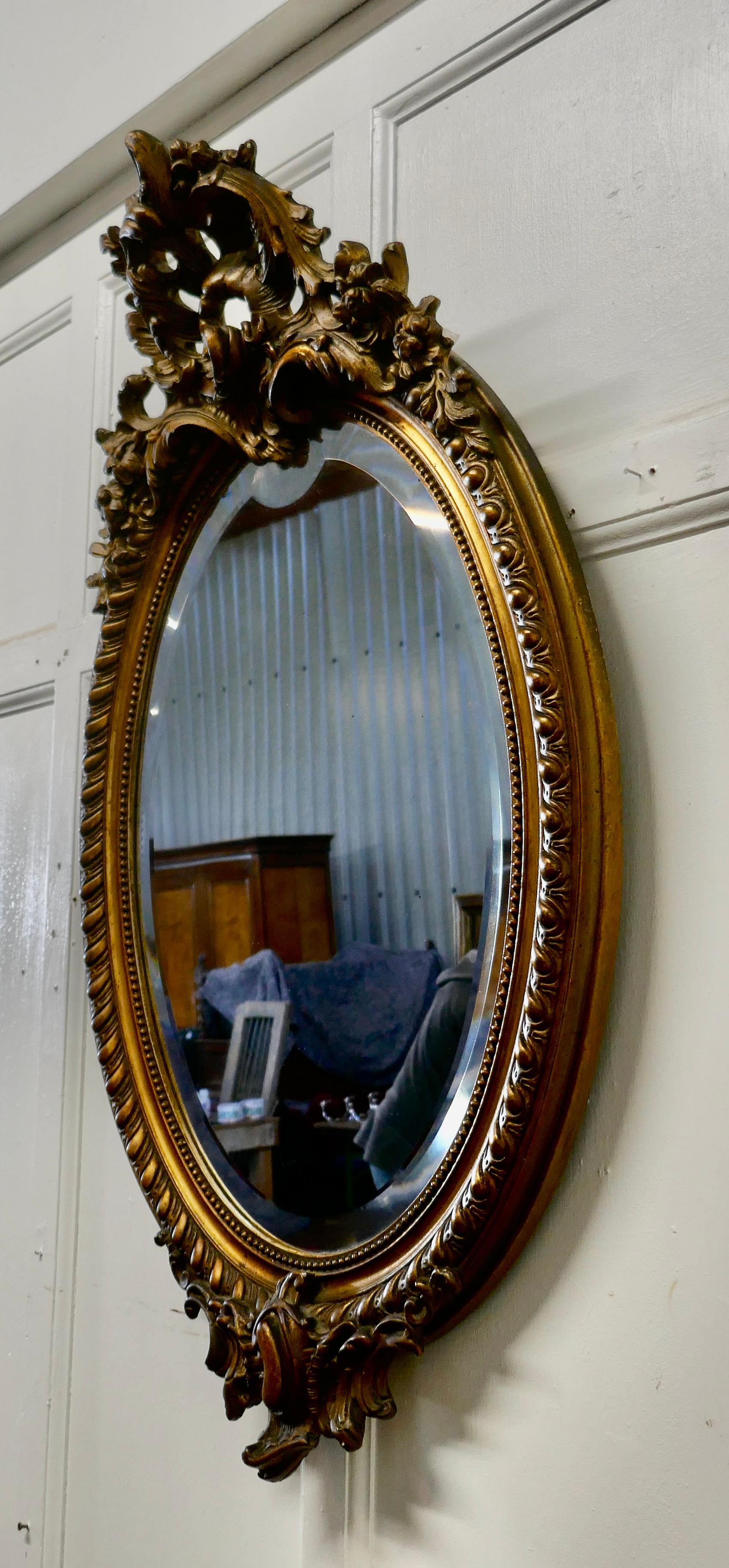 Grand miroir mural rococo ovale doré français en vente 1