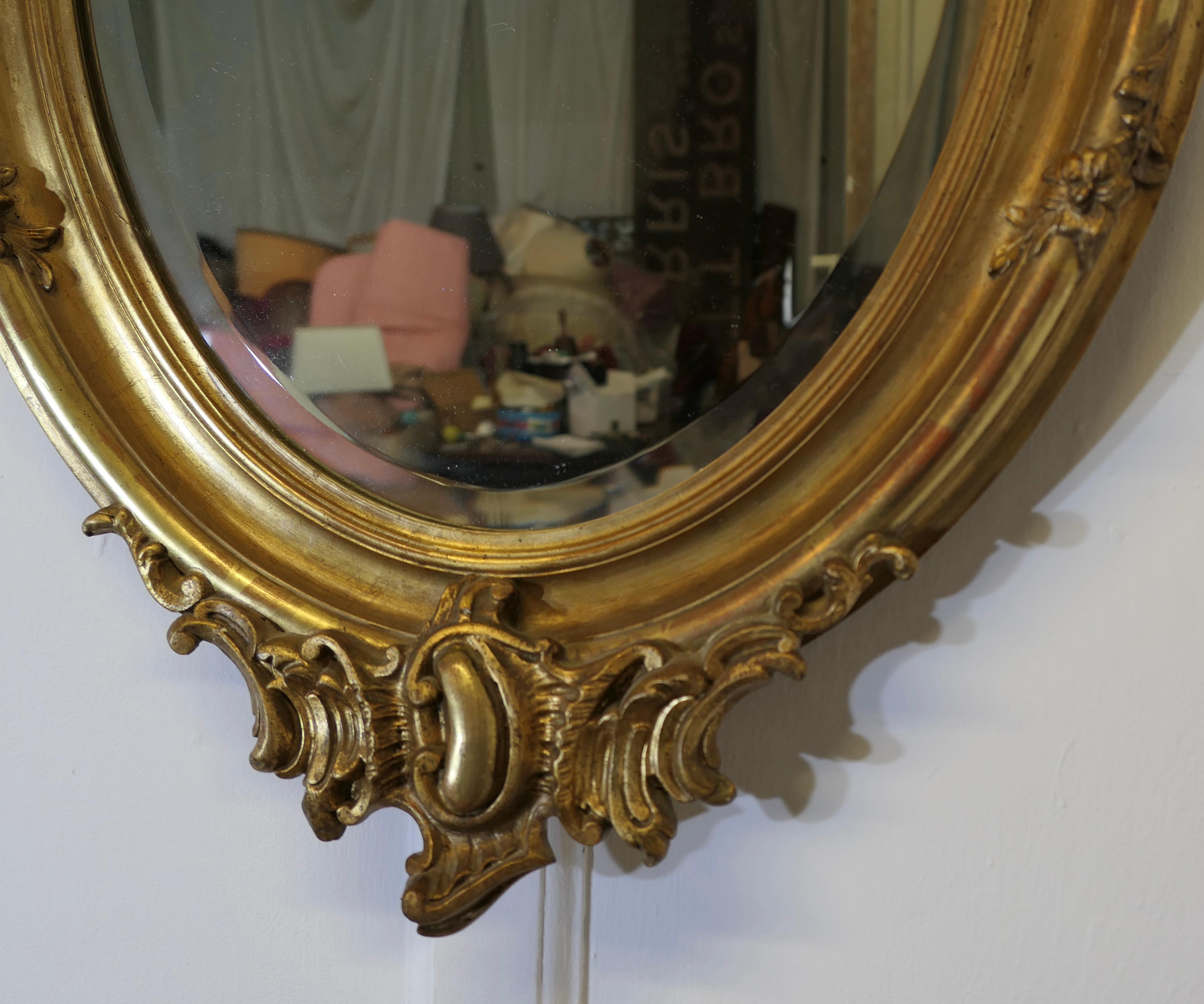 Gran espejo de pared ovalado dorado French Rococo en venta 1