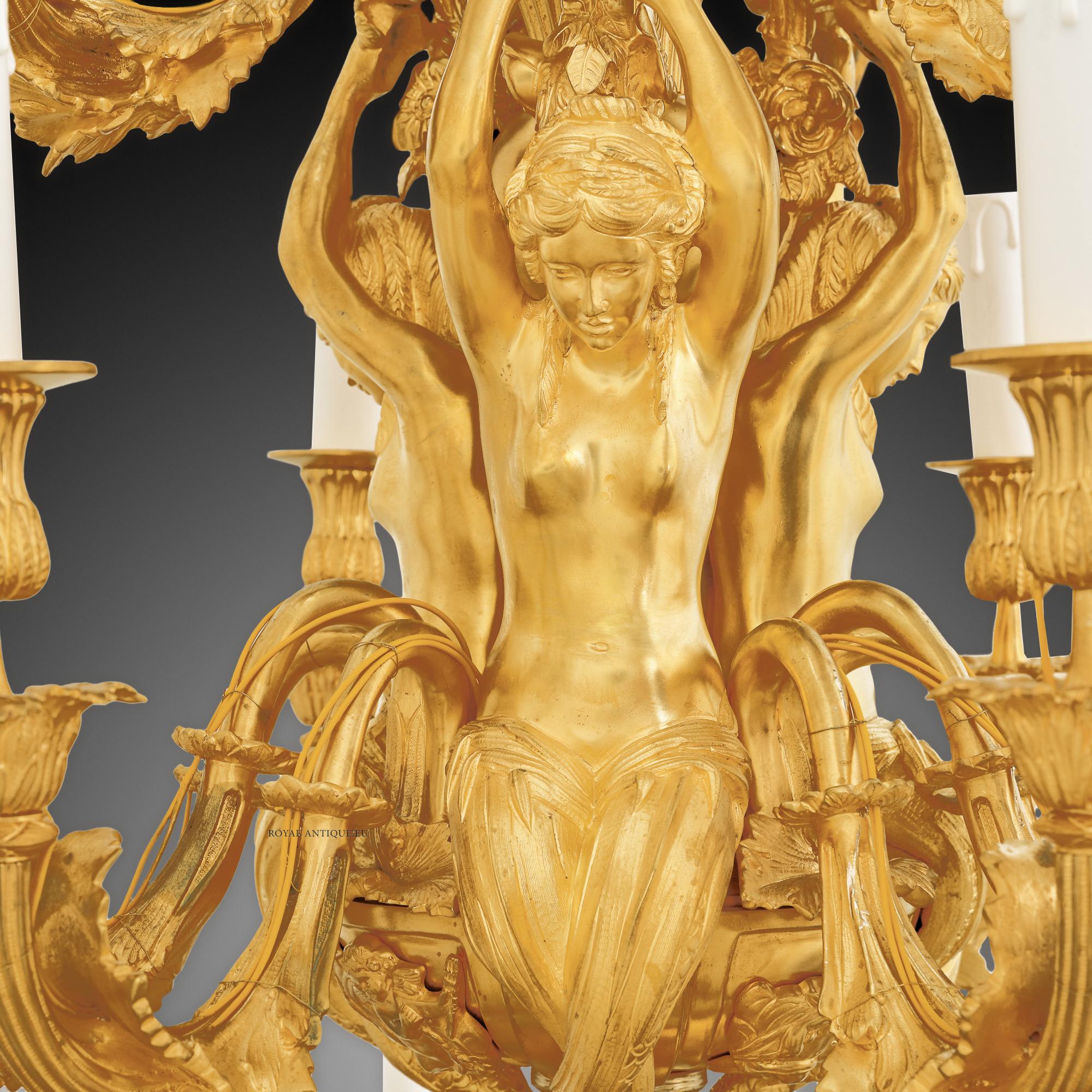 Grand lustre français de style rococo à trente-trois lumières en bronze doré Bon état - En vente à Warsaw, PL