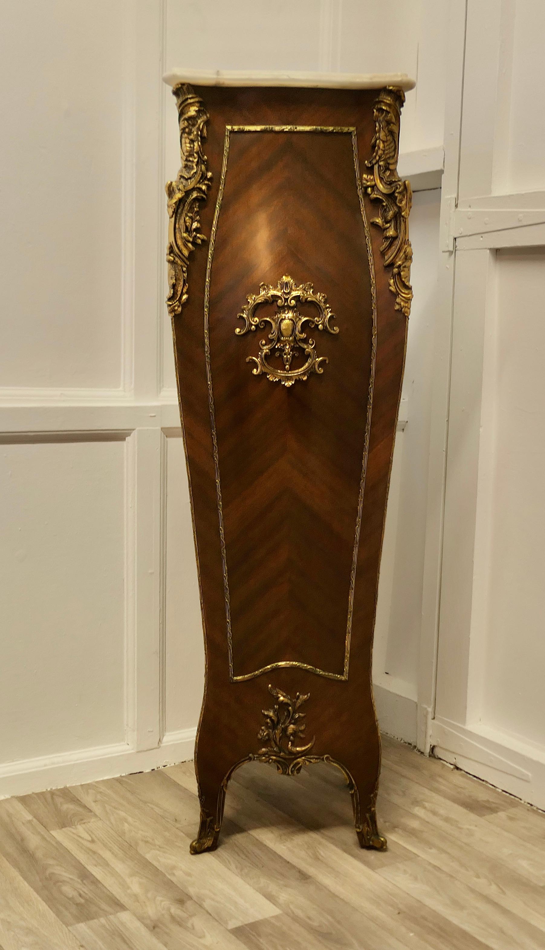Grand piédestal rococo français en noyer et bronze doré

Superbe grand piédestal rococo français, le piédestal a 4 côtés qui sont tous décorés de volutes en bronze doré et il a un dessus en marbre façonné.


Le stand mesure 50