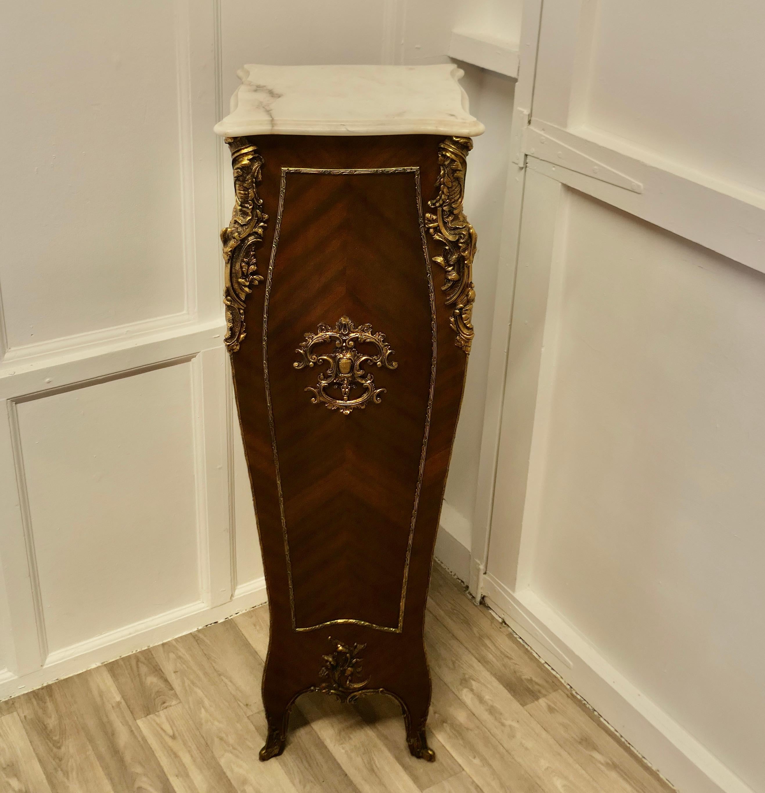 Rococo Grand piédestal rococo français en noyer et bronze doré en vente