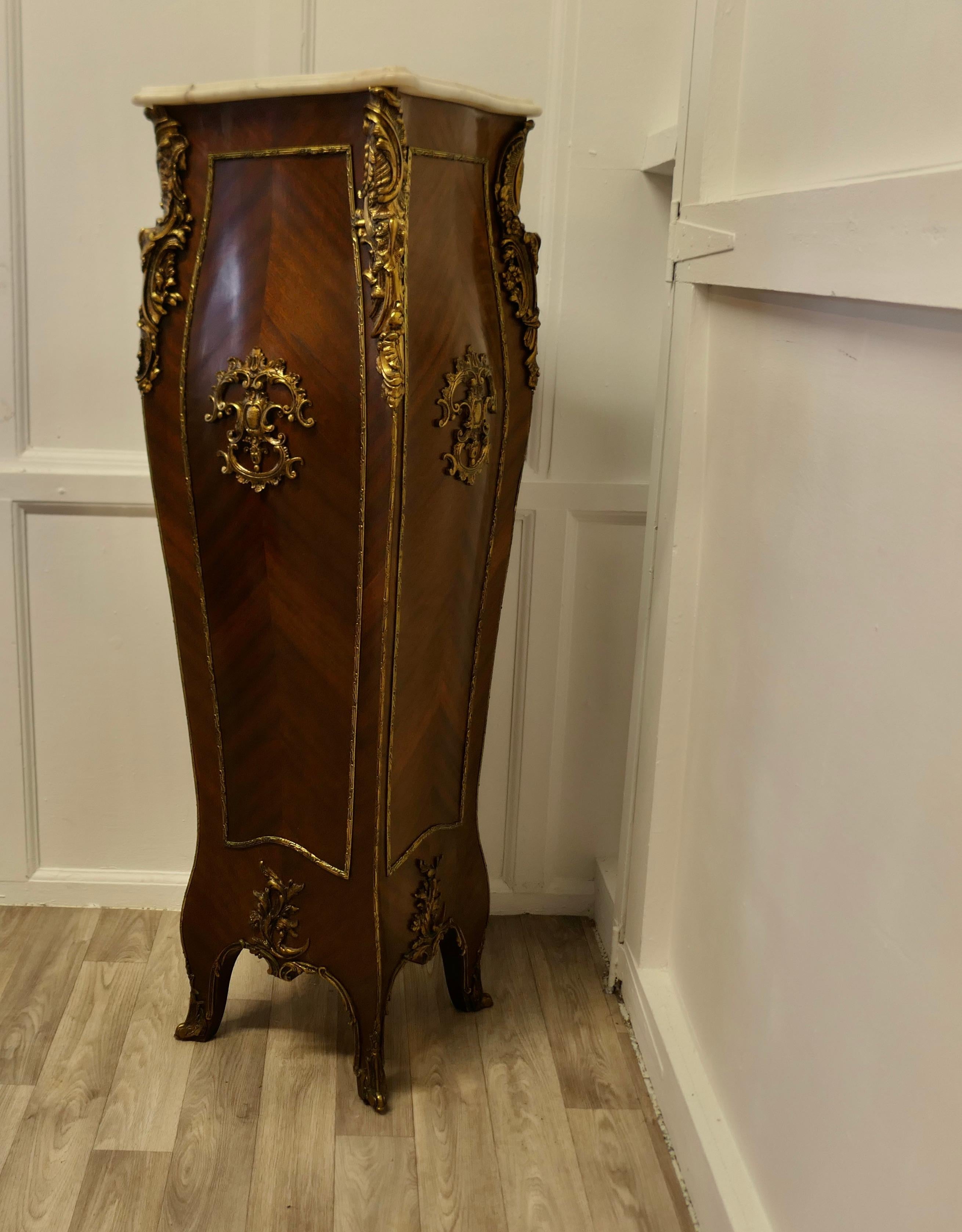 Grand piédestal rococo français en noyer et bronze doré Bon état - En vente à Godshill, Isle of Wight