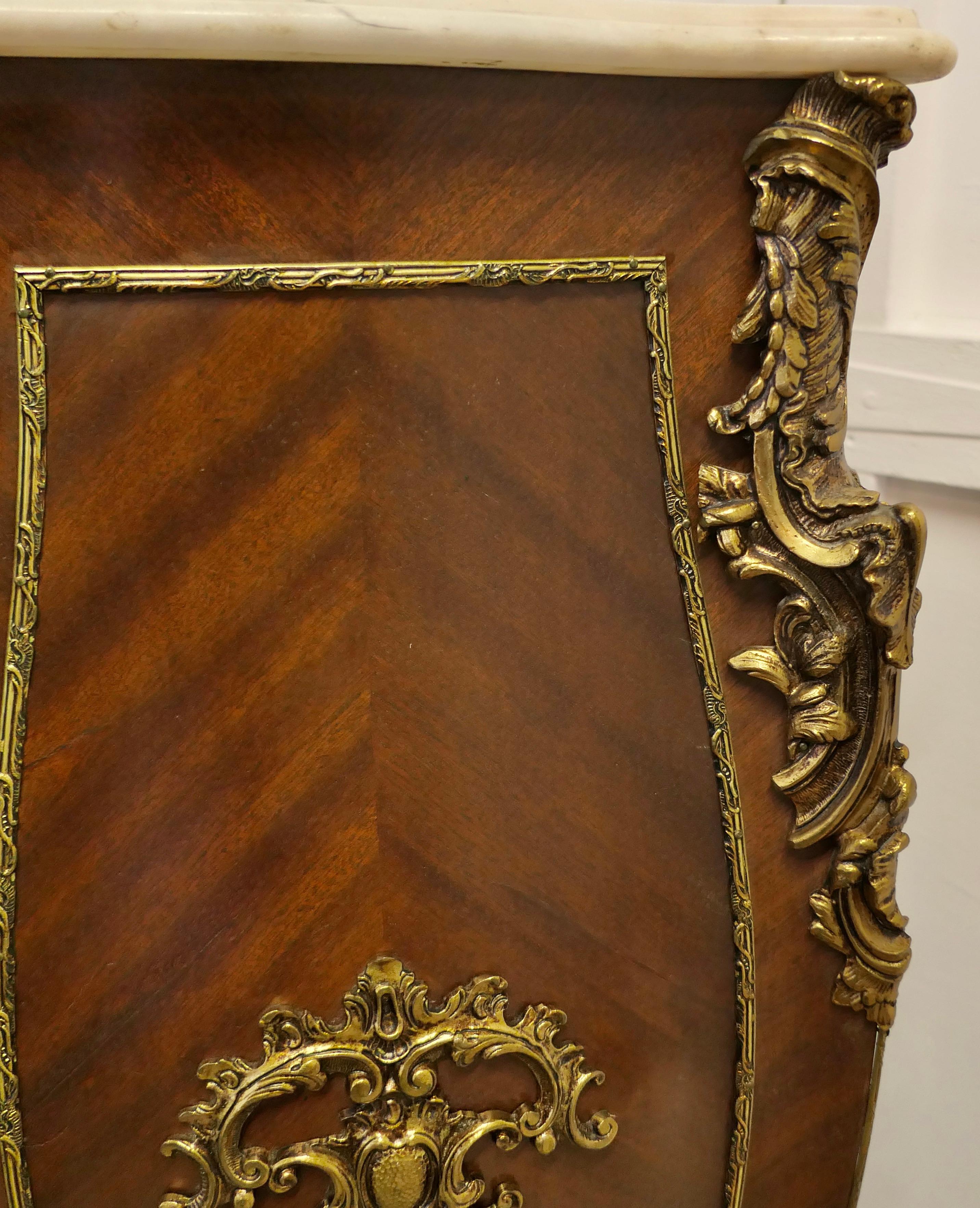 XIXe siècle Grand piédestal rococo français en noyer et bronze doré en vente
