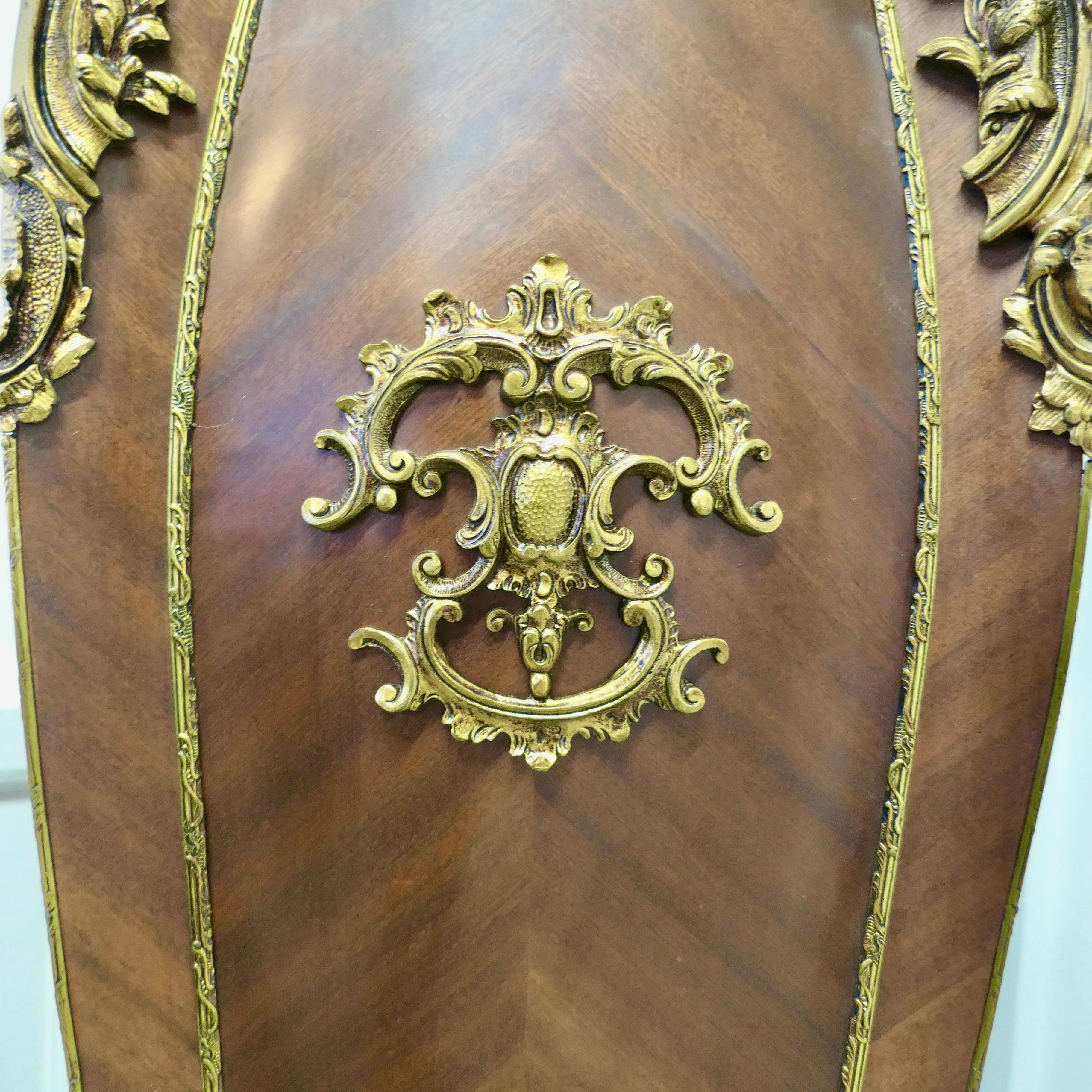 Noyer Grand piédestal rococo français en noyer et bronze doré en vente