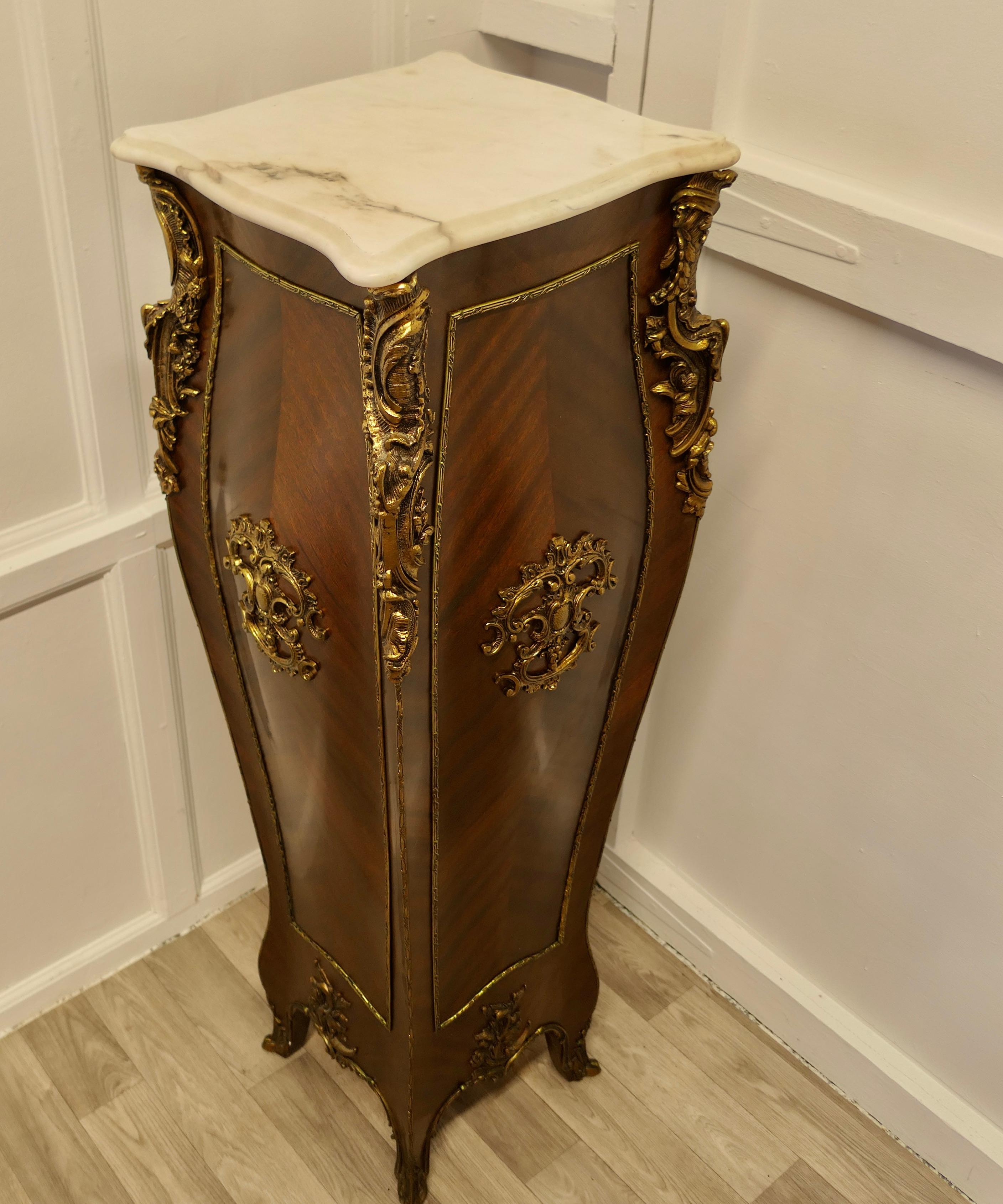 Grand piédestal rococo français en noyer et bronze doré en vente 2
