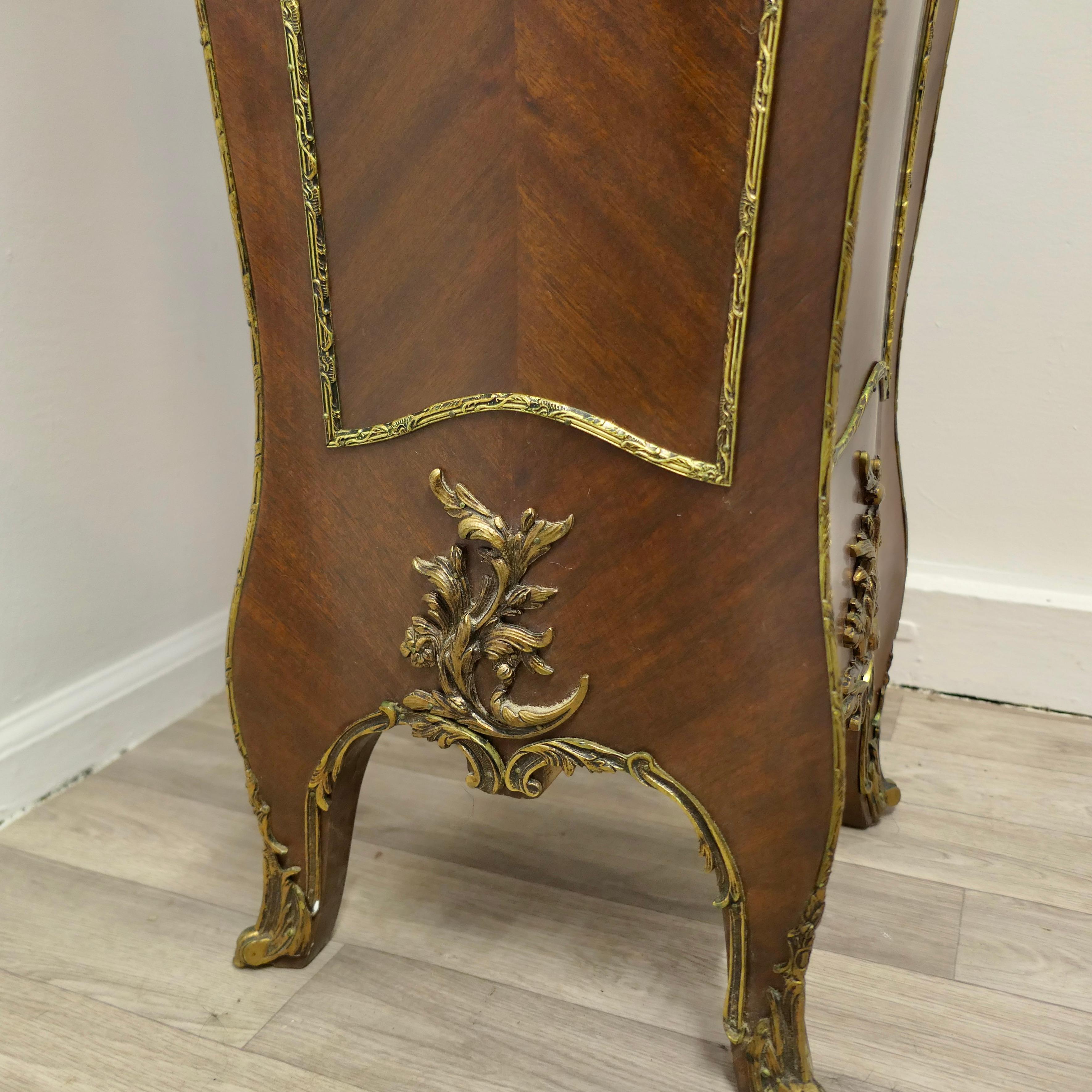 Grand piédestal rococo français en noyer et bronze doré en vente 3